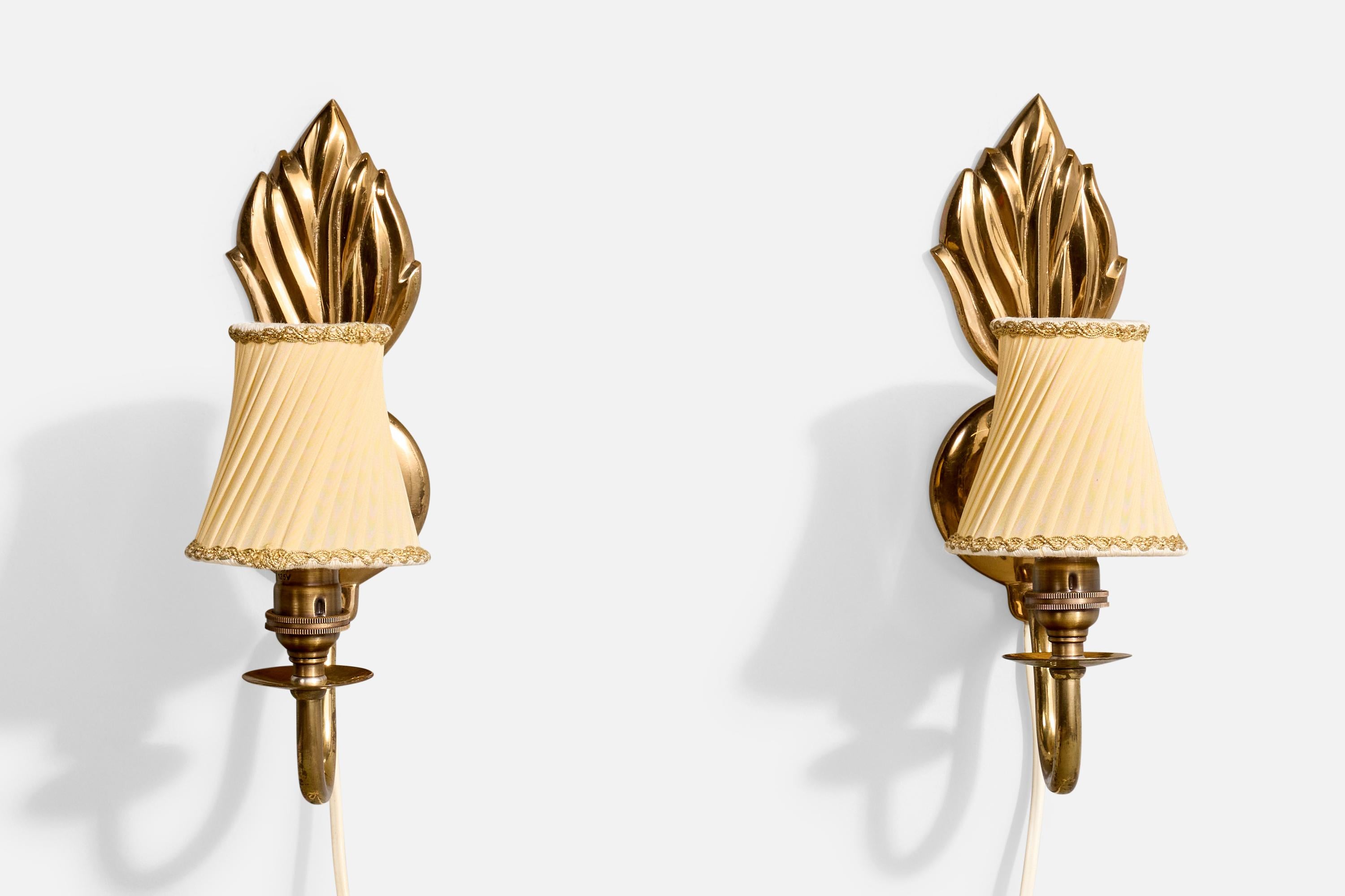 Scandinave moderne Designer suédois, Lights murales, laiton, tissu, Suède, années 1940 en vente