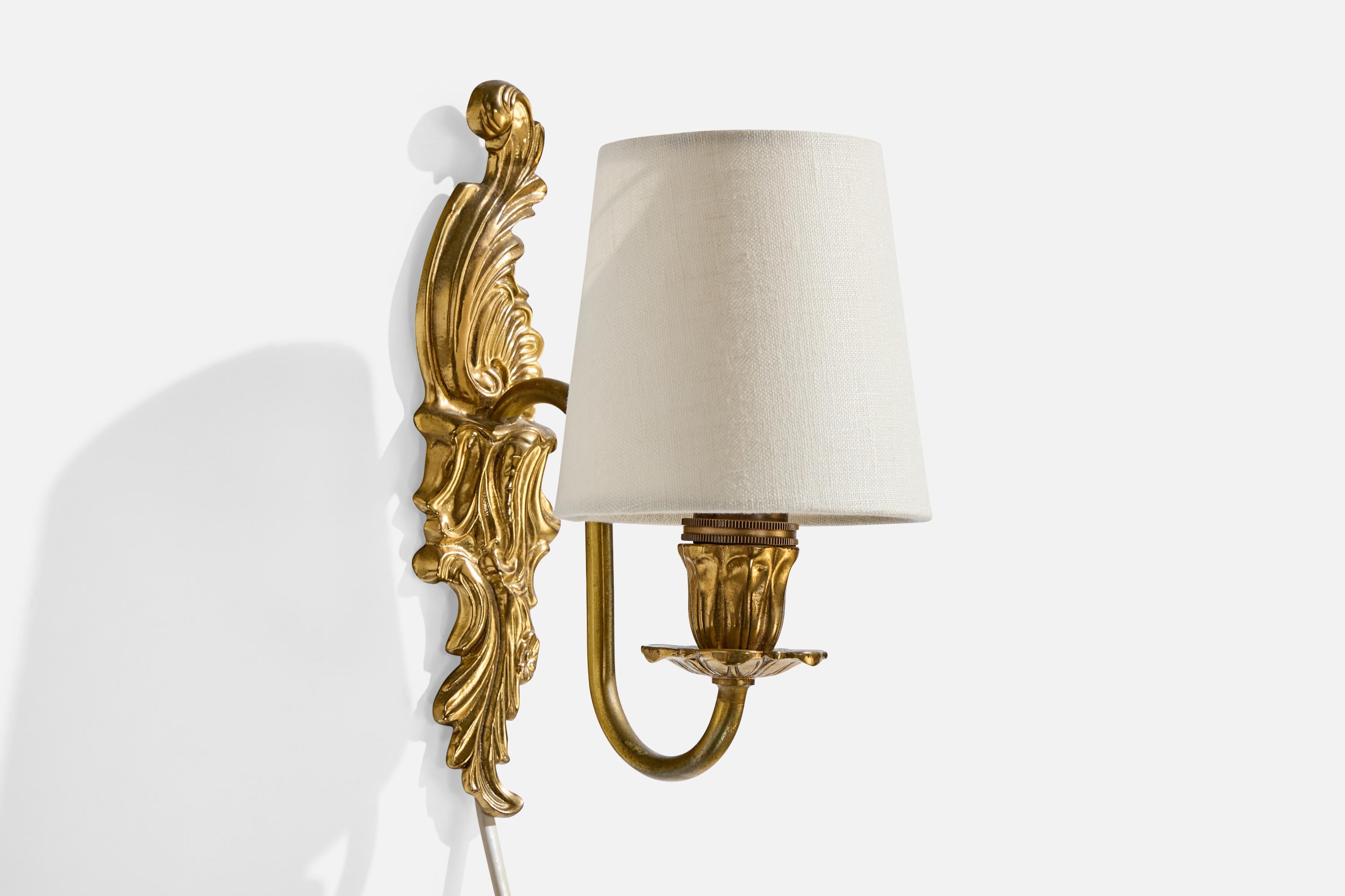 Suédois Designer suédois, Lights murales, laiton, tissu, Suède, années 1940 en vente