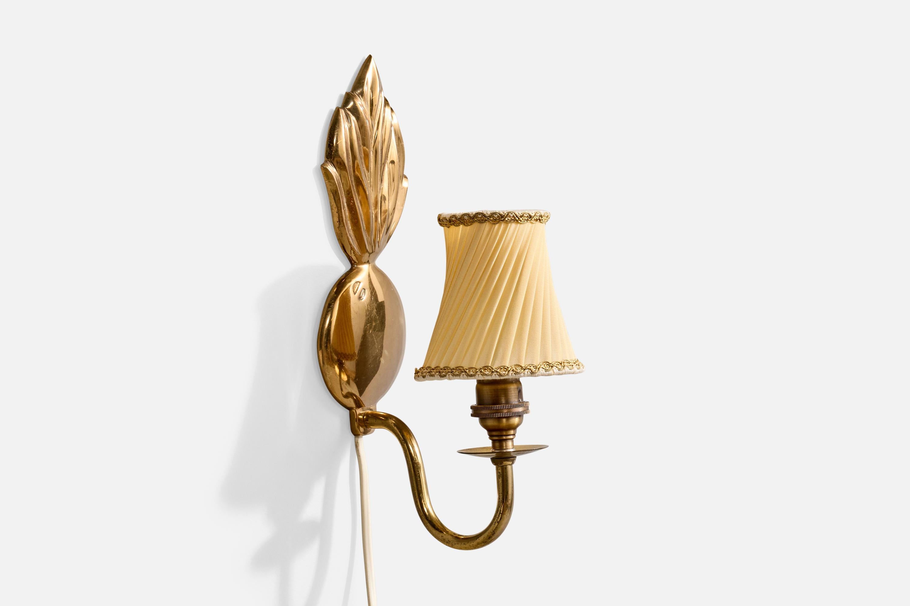 Suédois Designer suédois, Lights murales, laiton, tissu, Suède, années 1940 en vente