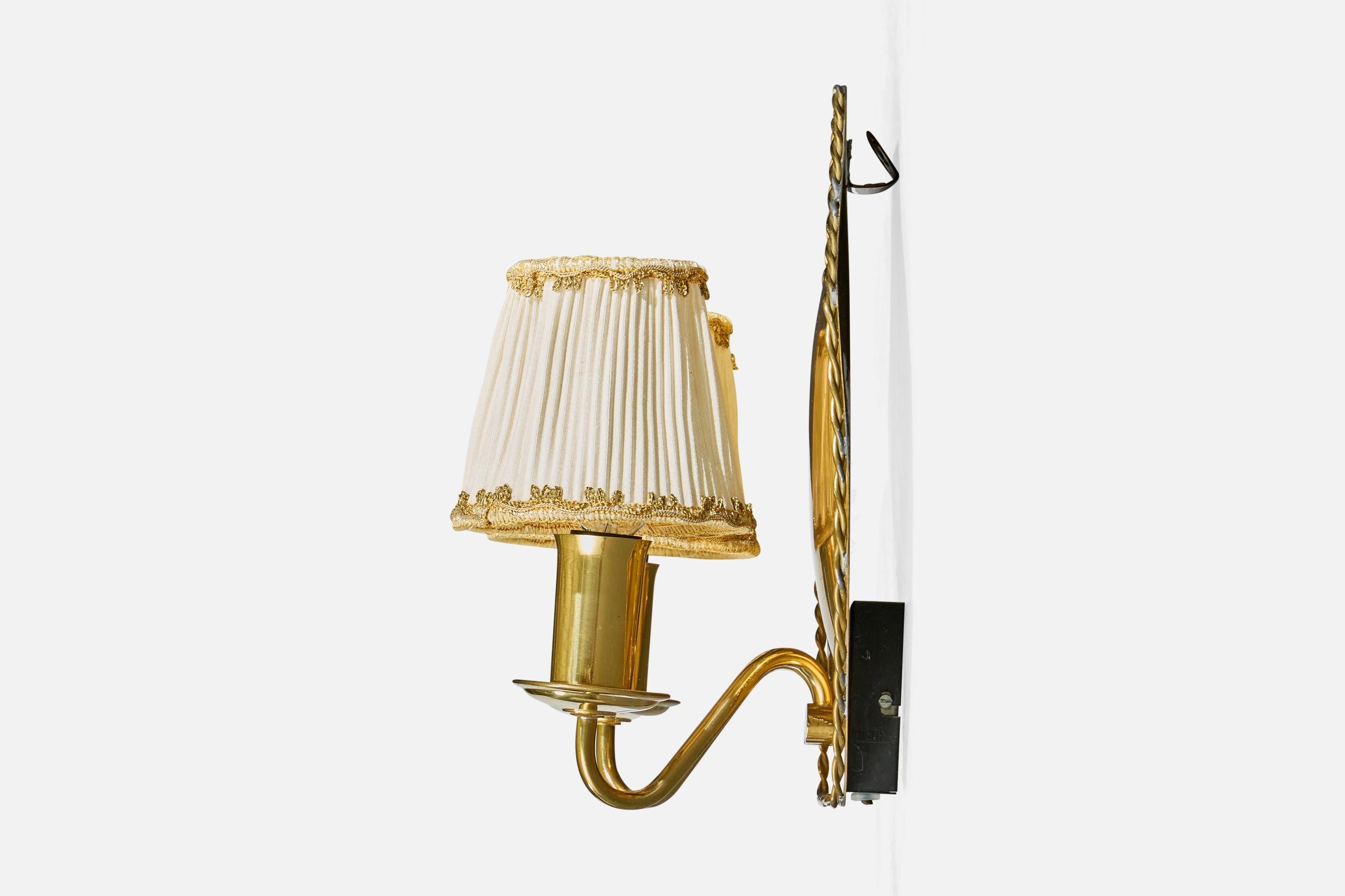 Diseñador sueco, apliques de pared, latón, tela, Suecia, década de 1940 en Bastante bueno estado para la venta en High Point, NC