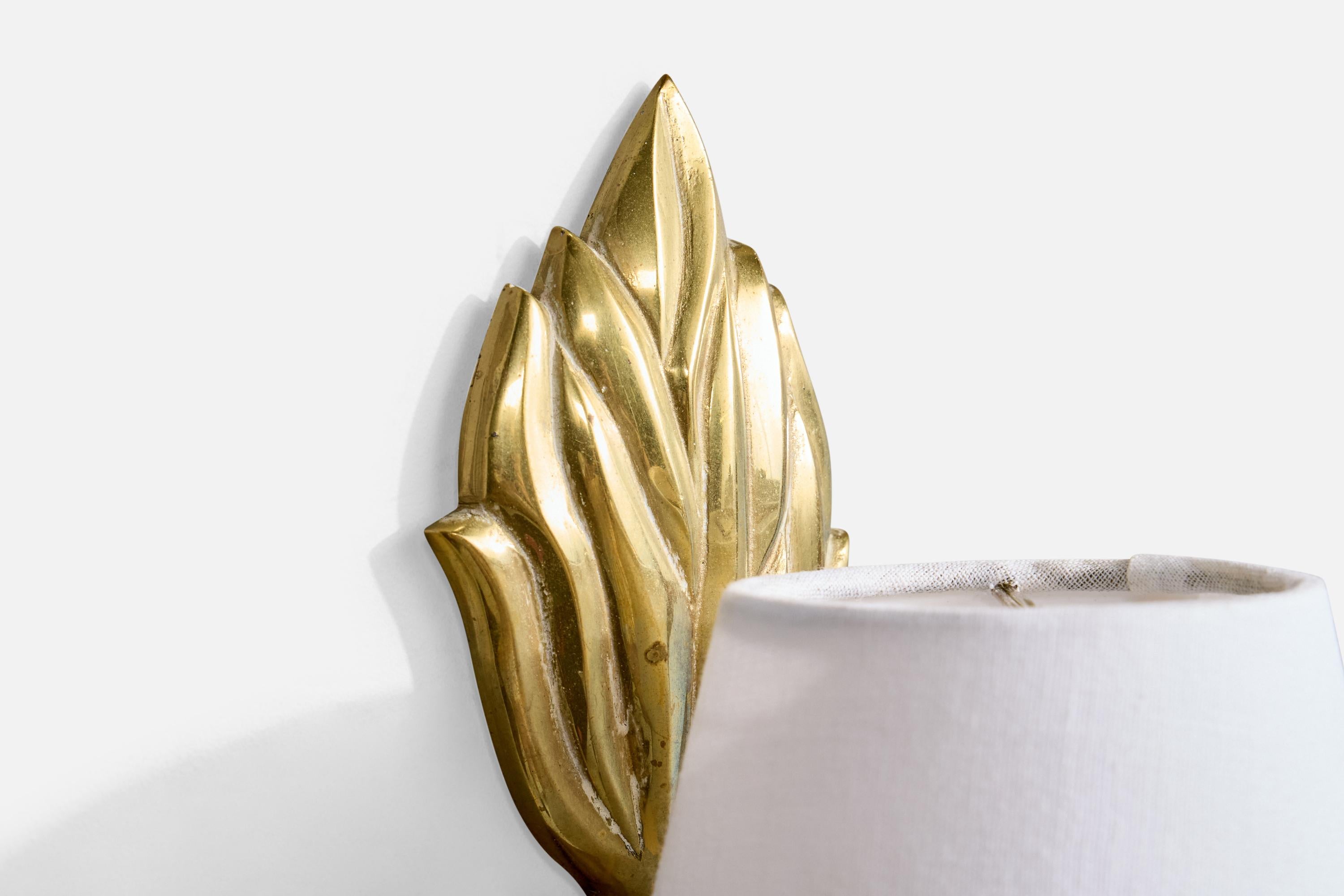 Milieu du XXe siècle Swedish Designer, Wall Lights, Brass, Fabric, Sweden, 1940s en vente