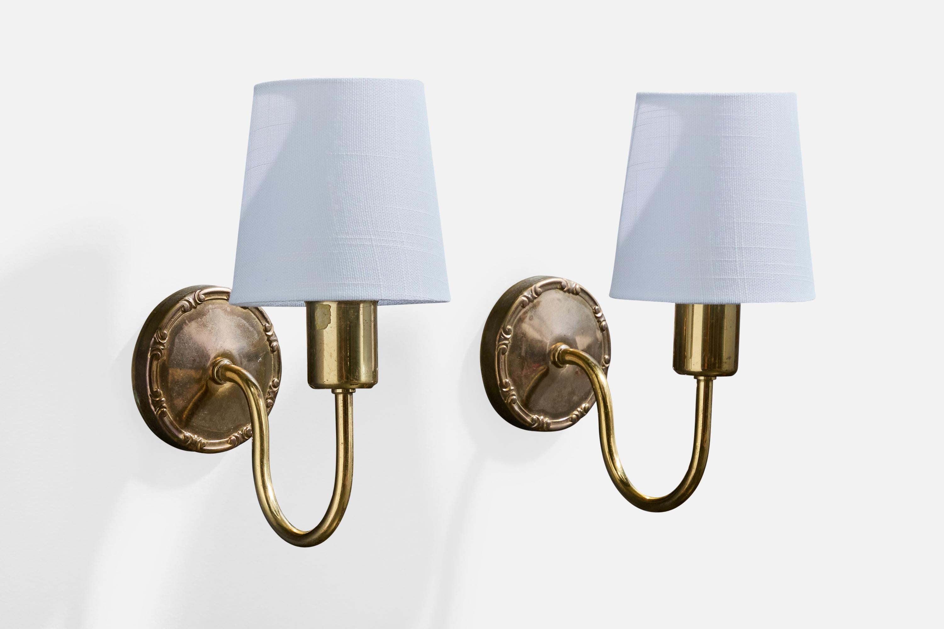 Paire d'appliques en laiton et tissu blanc conçues et produites en Suède, vers les années 1950.

Dimensions globales (en pouces) : 9,5 