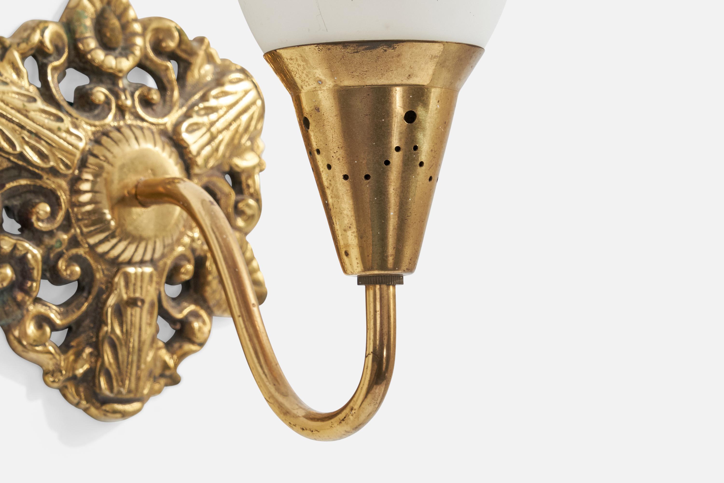 Paire d'appliques en laiton et verre opalin blanc, designées et produites en Suède, c.C. 1940.

Les luminaires présentent une légère décoloration sur les tiges, les douilles et les plaques arrière en laiton, ainsi que sur les abat-jours en