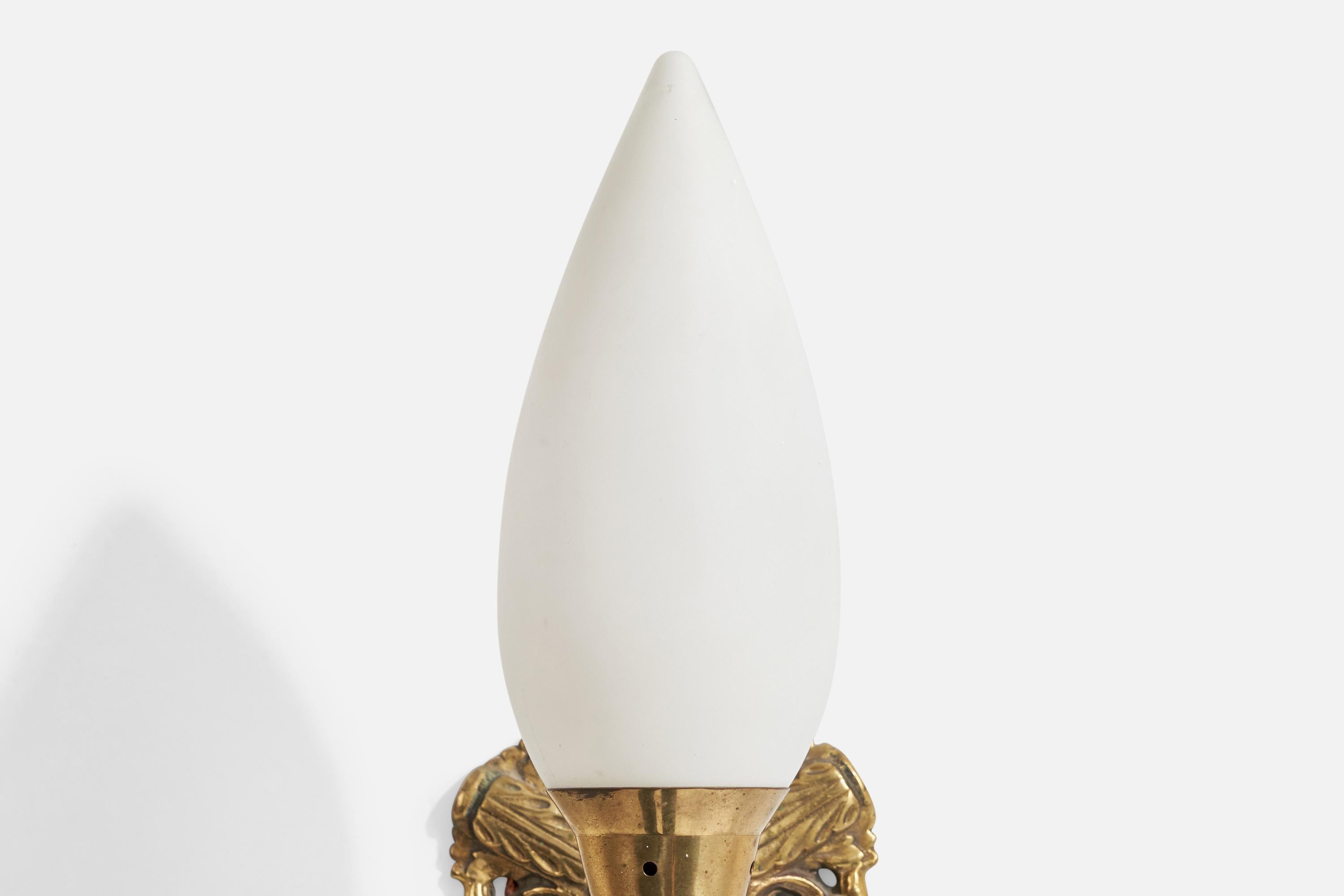 Suédois Design/One, Lights, laiton, verre, Suède, années 1940 en vente