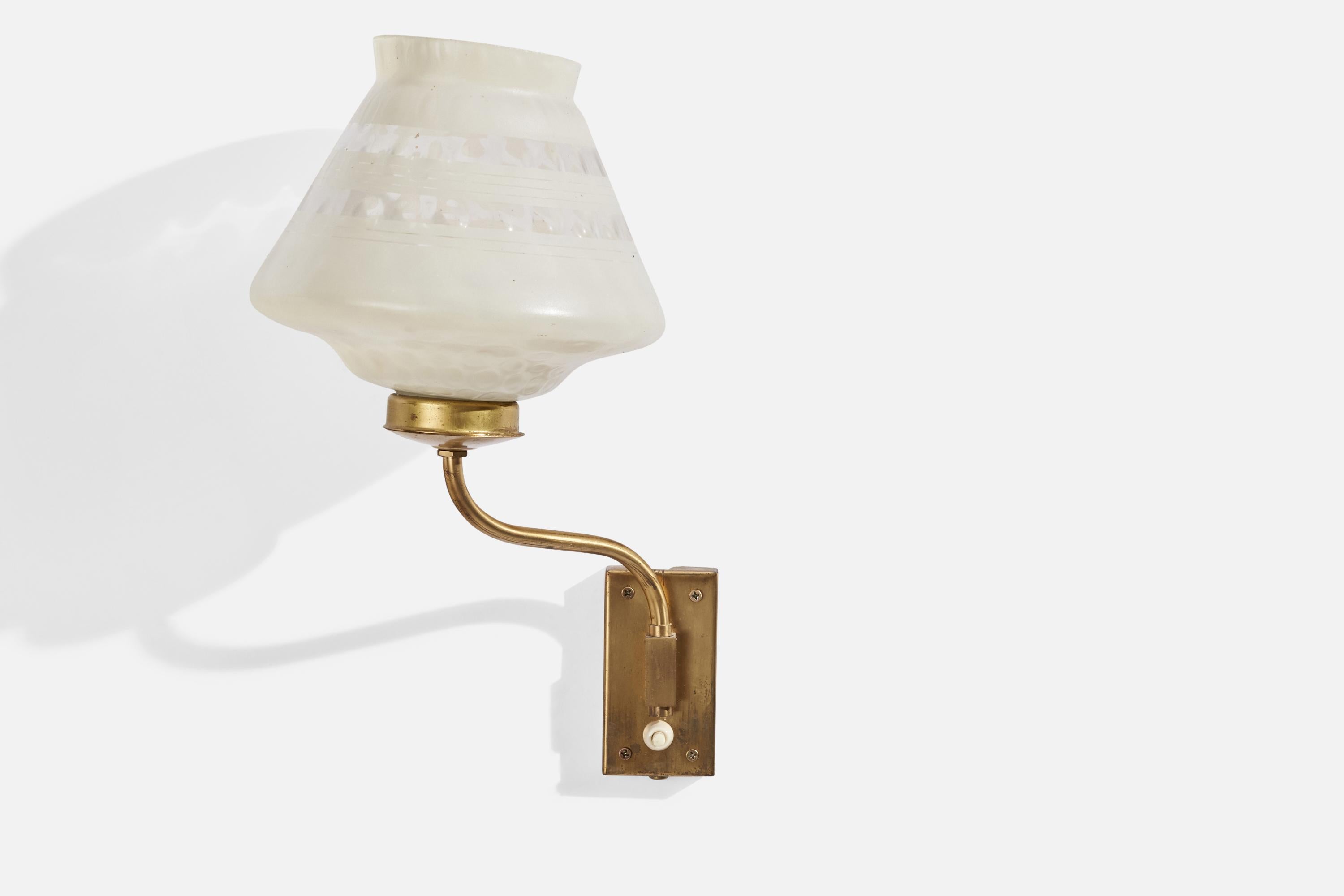 Suédois Design/One, Lights, laiton, verre, Suède, années 1940 en vente