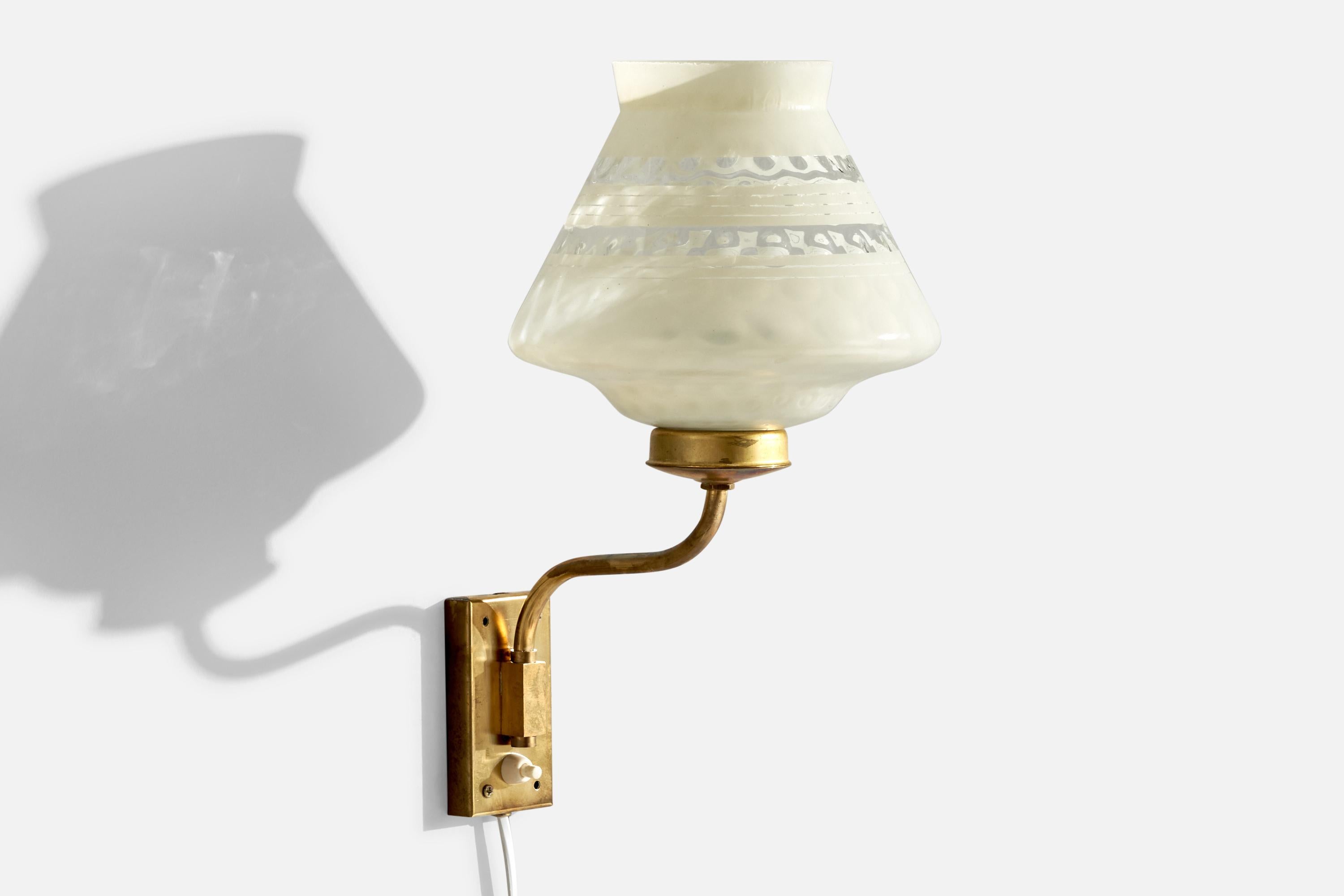 Suédois Design/One, Lights, laiton, verre, Suède, années 1940 en vente