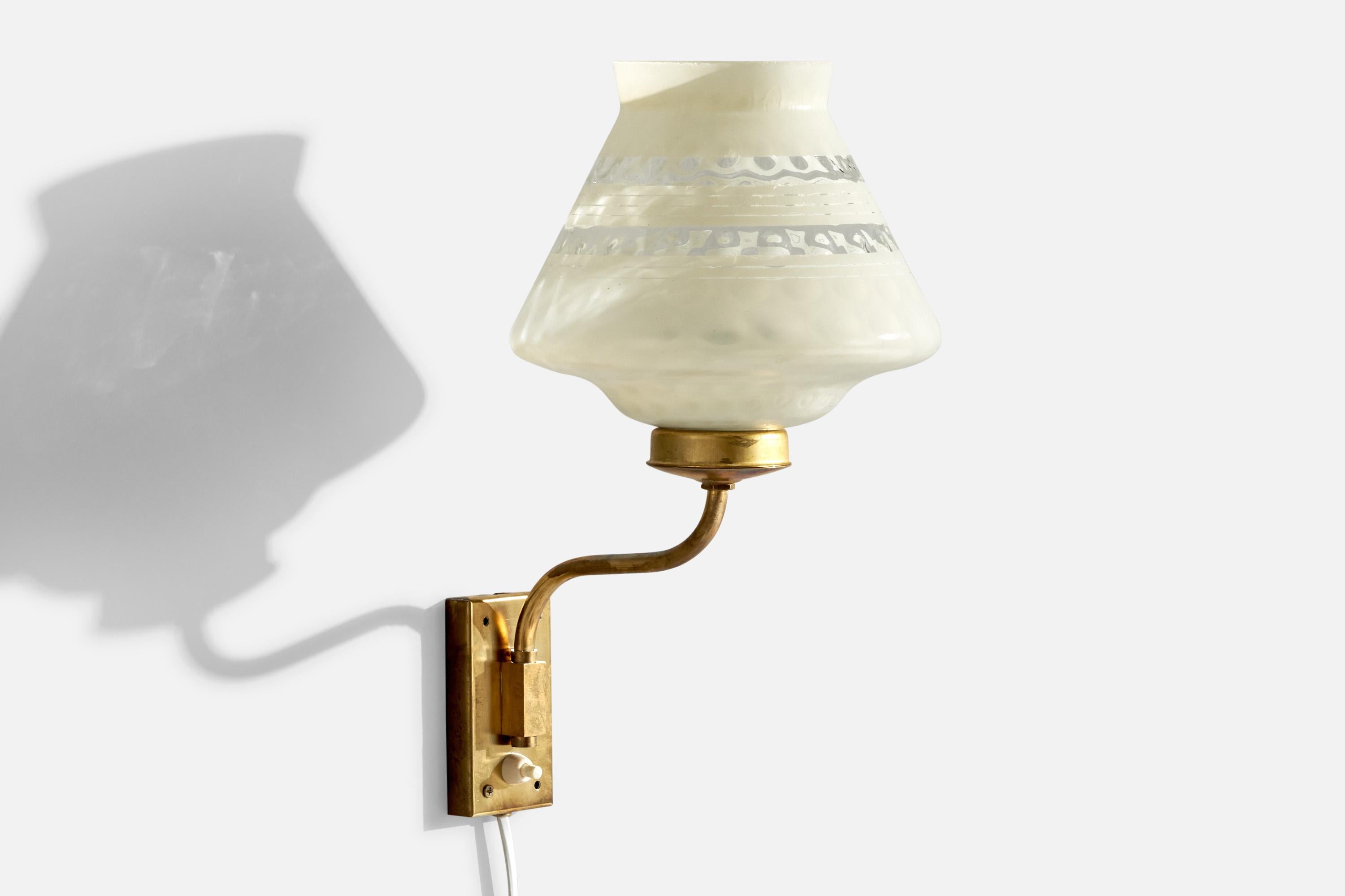 Suédois Design/One, Lights, laiton, verre, Suède, années 1940 en vente
