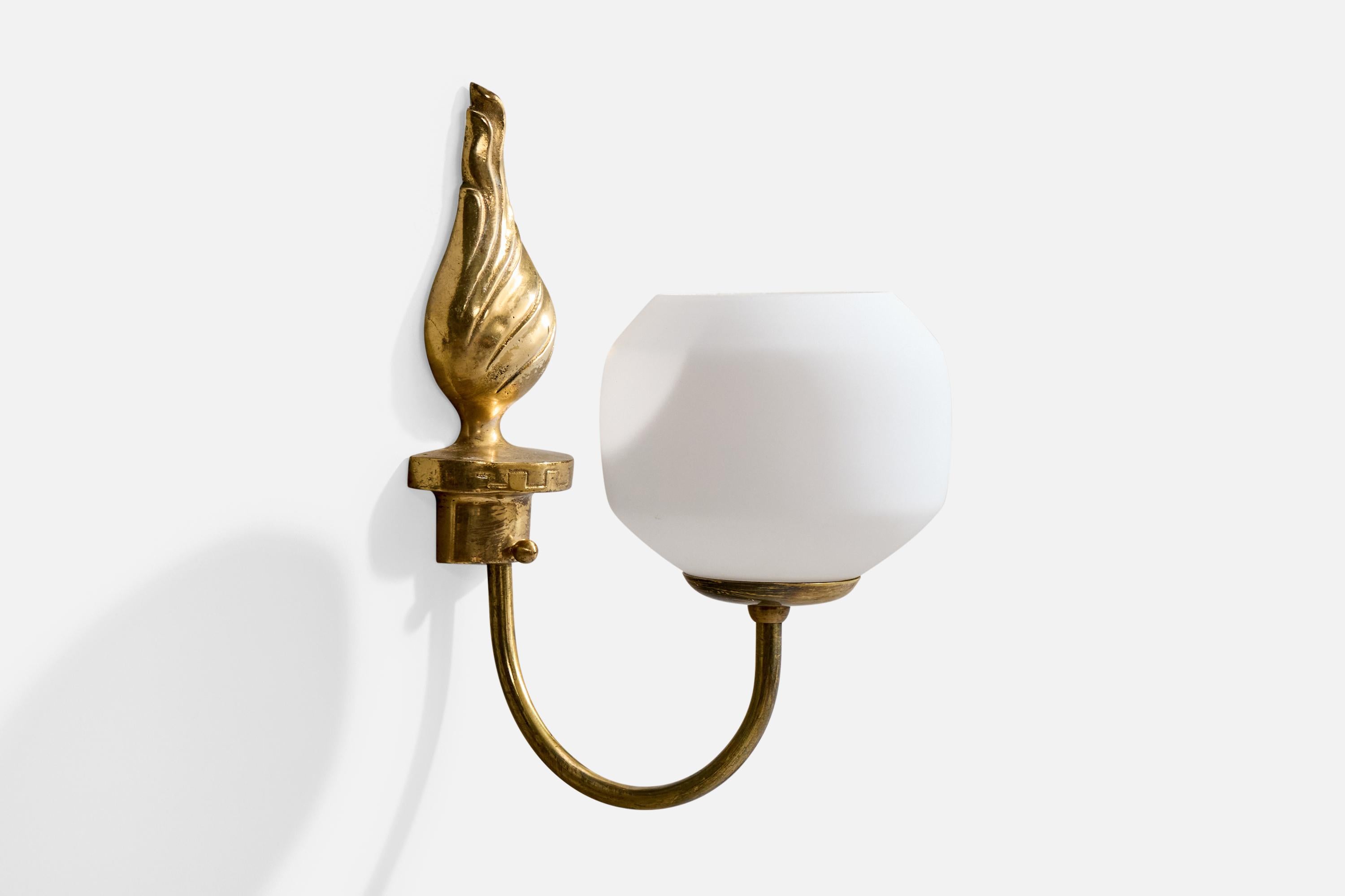 Diseñador sueco, apliques de pared, latón, cristal, Suecia, década de 1940 Sueco en venta