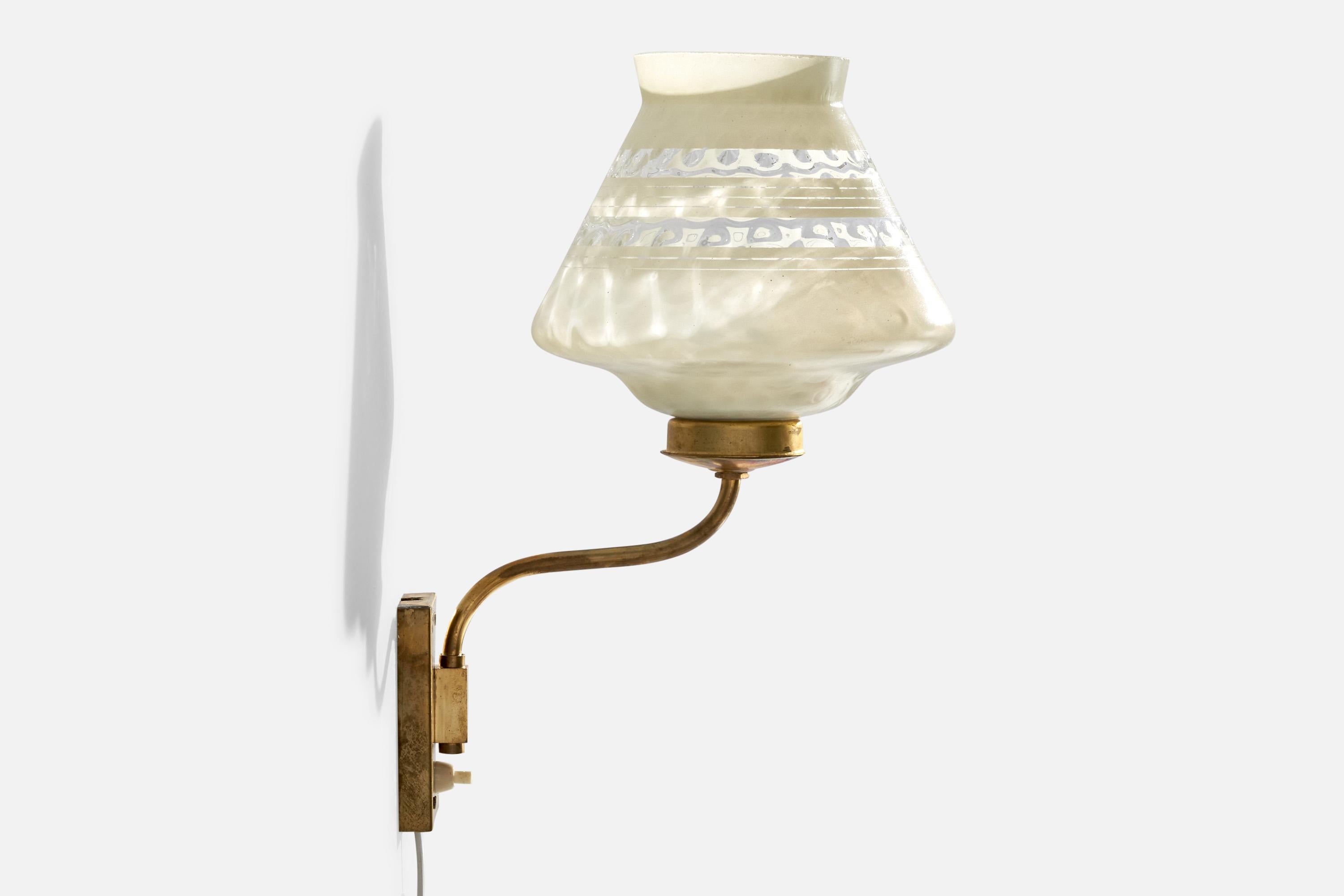 Designer svedese, lampade da parete, ottone, vetro, Svezia, anni '40 In condizioni buone in vendita a High Point, NC