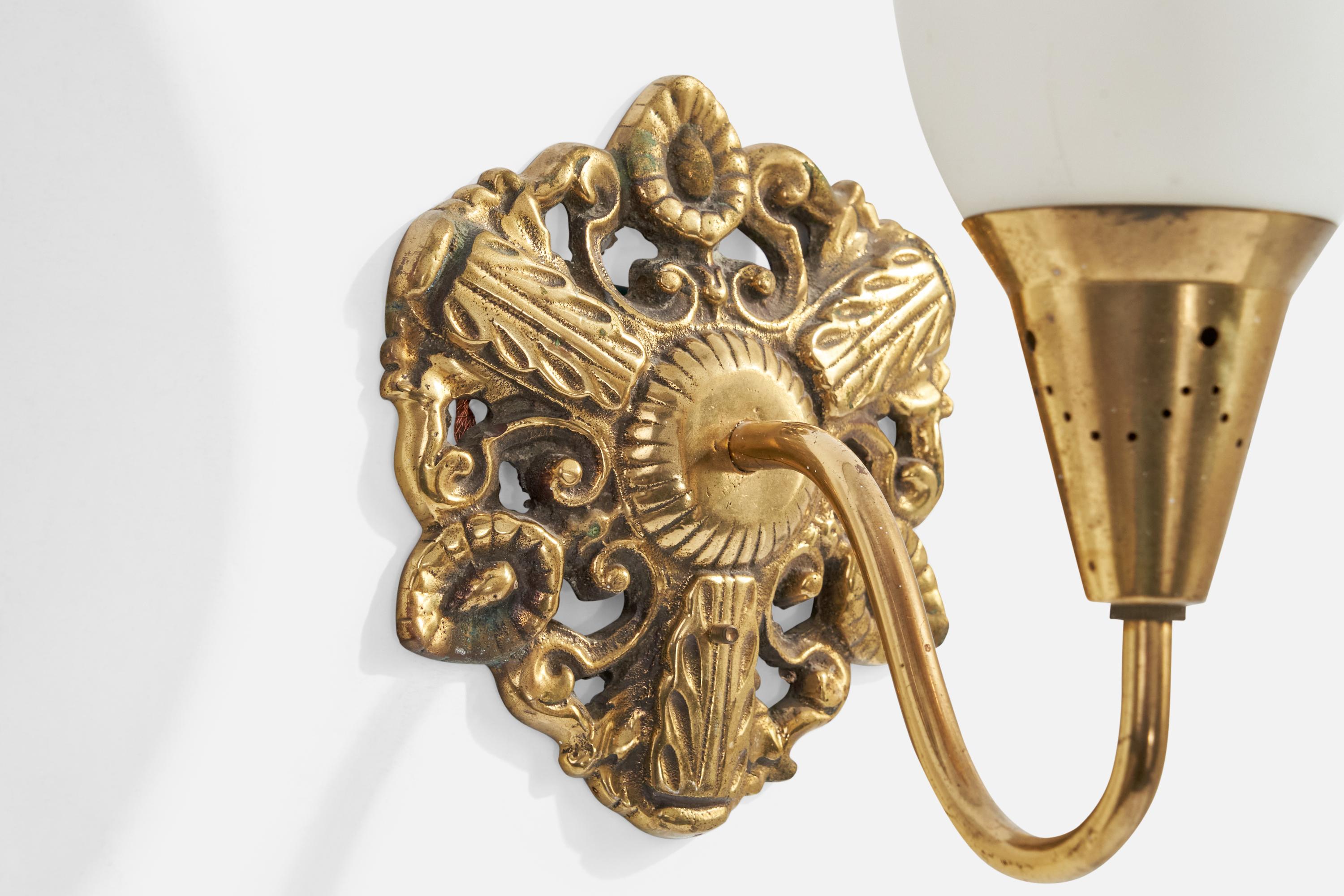 Milieu du XXe siècle Design/One, Lights, laiton, verre, Suède, années 1940 en vente