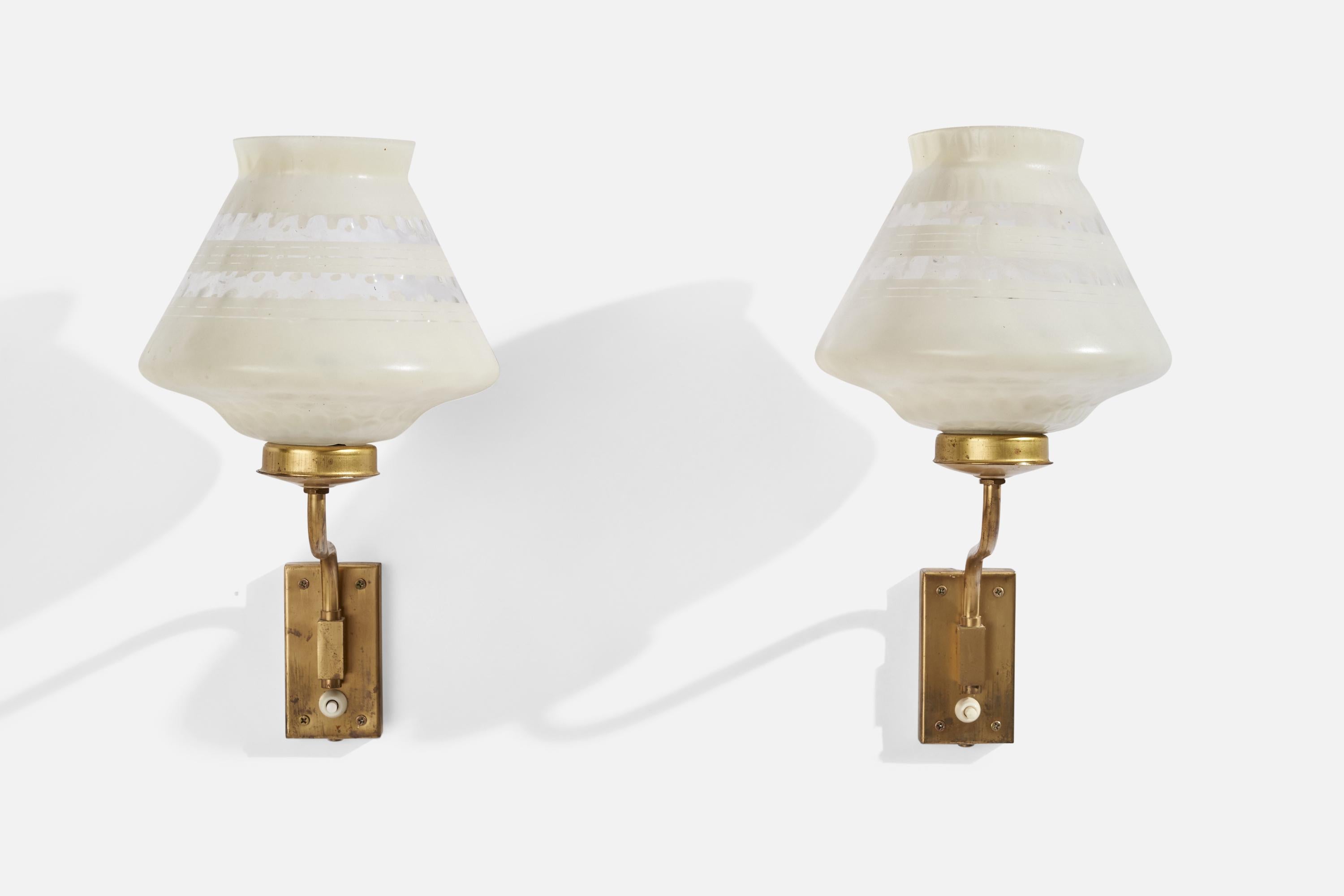 Milieu du XXe siècle Design/One, Lights, laiton, verre, Suède, années 1940 en vente