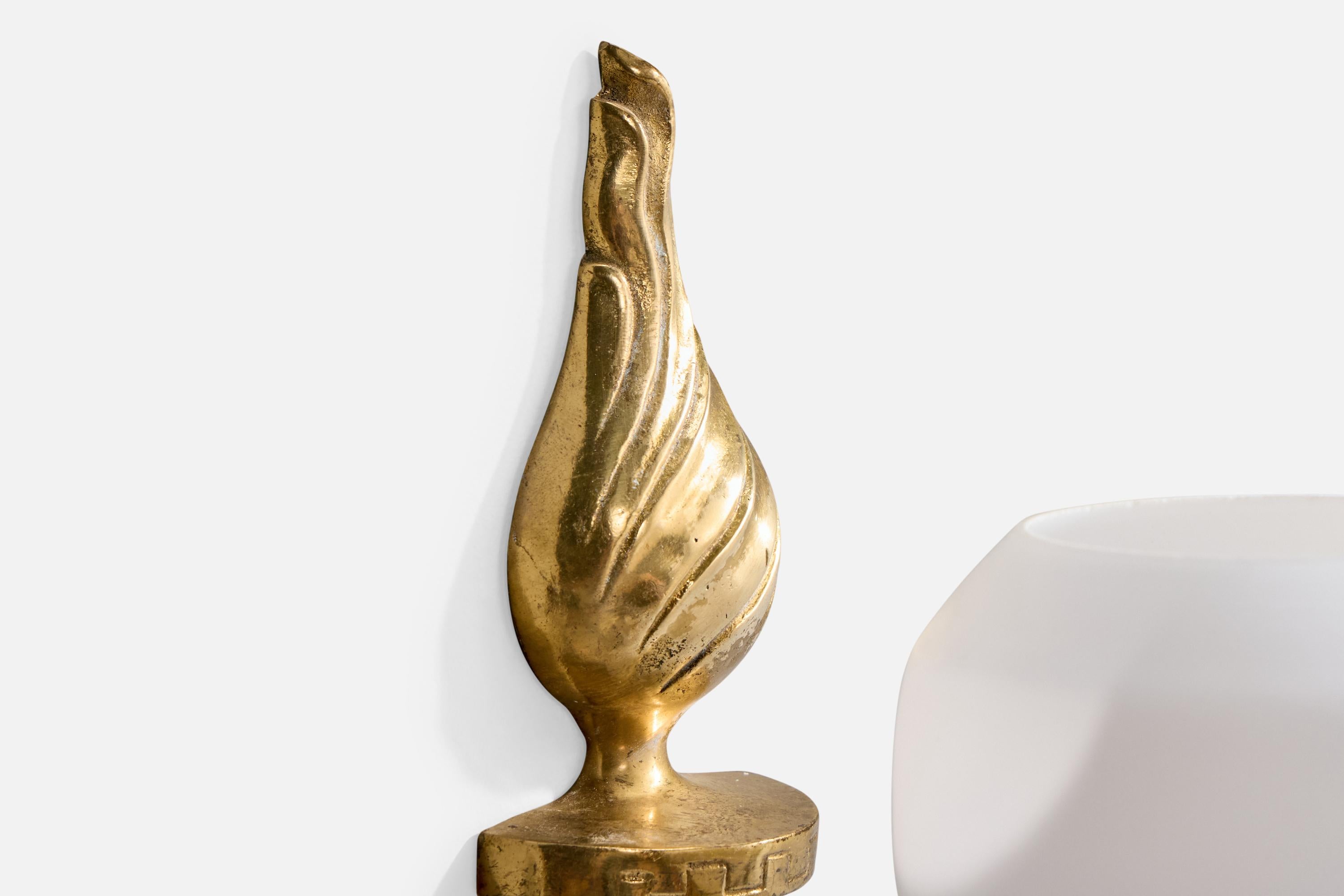 Diseñador sueco, apliques de pared, latón, cristal, Suecia, década de 1940 mediados del siglo XX en venta