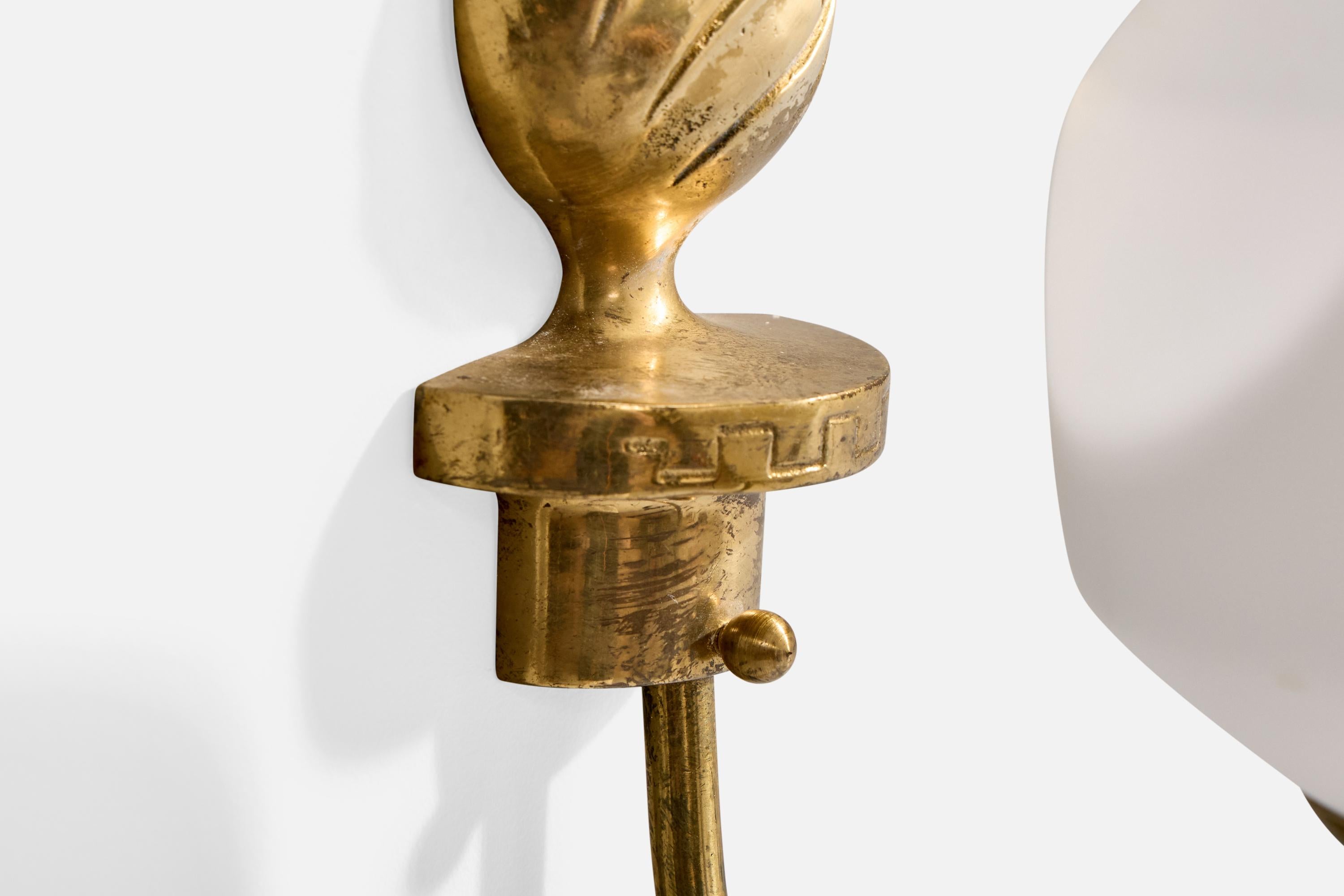 Diseñador sueco, apliques de pared, latón, cristal, Suecia, década de 1940 Latón en venta