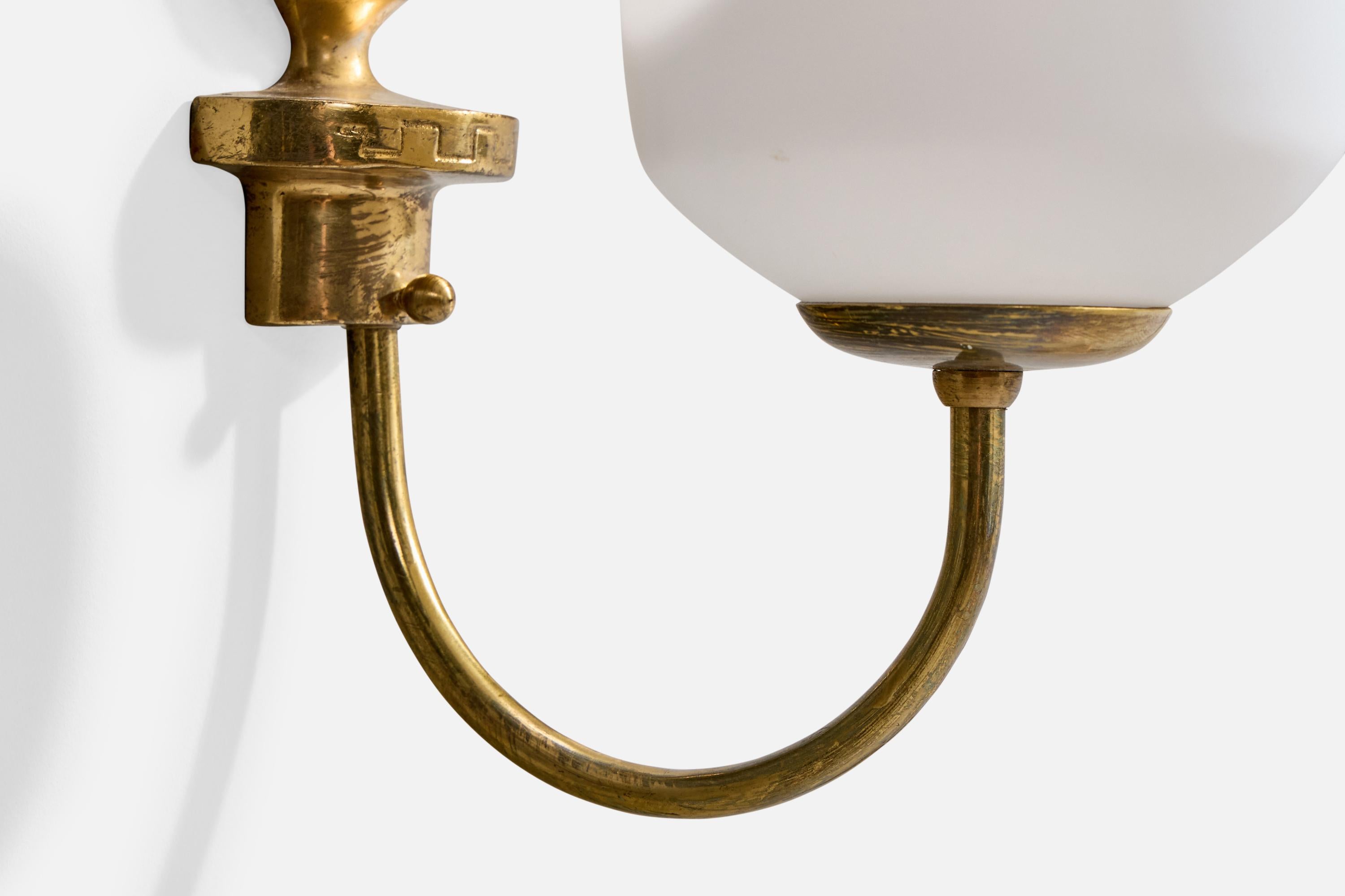 Diseñador sueco, apliques de pared, latón, cristal, Suecia, década de 1940 en venta 1