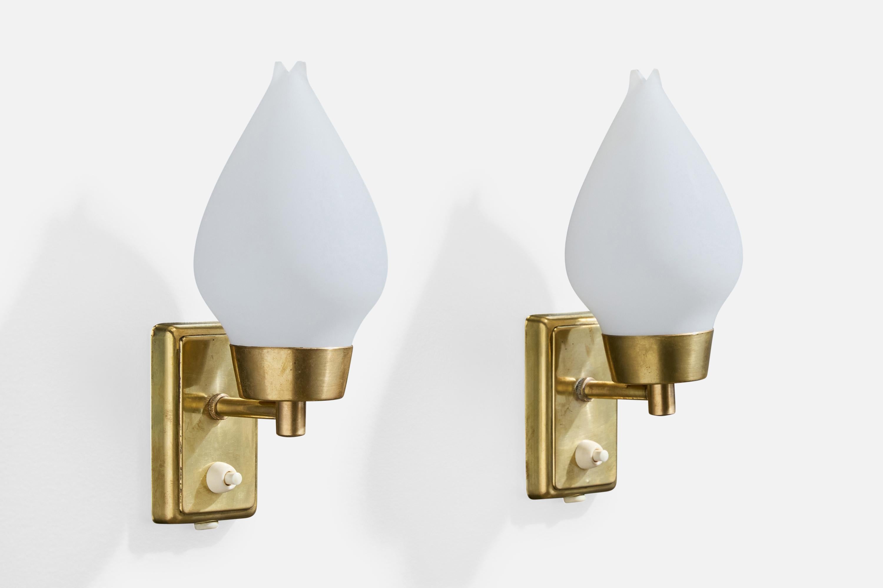 Paire d'appliques en laiton et verre opalin blanc, designées et produites en Suède, c.1950.

Une très légère oxydation est présente sur la plaque arrière et la douille en laiton.

Dimensions globales (en pouces) : 9,0 