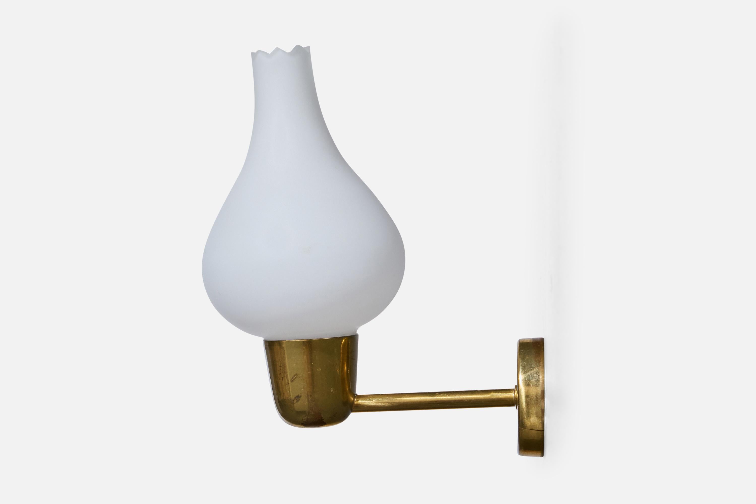 Diseñador sueco, Apliques, Latón, Vidrio, Suecia, Años 50 en Bueno estado para la venta en High Point, NC