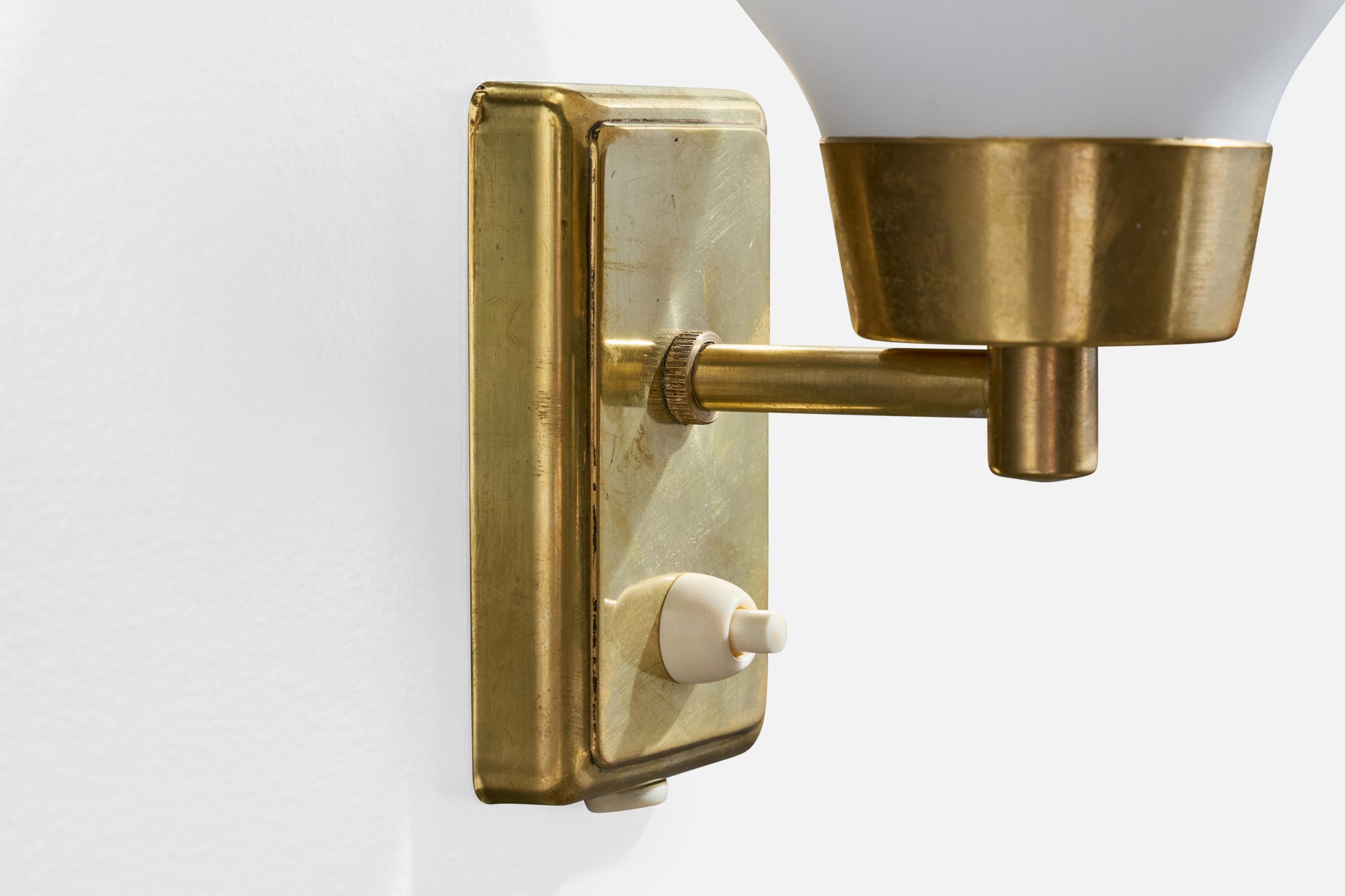 Milieu du XXe siècle Design/One, Lights, laiton, verre, Suède, années 1950 en vente