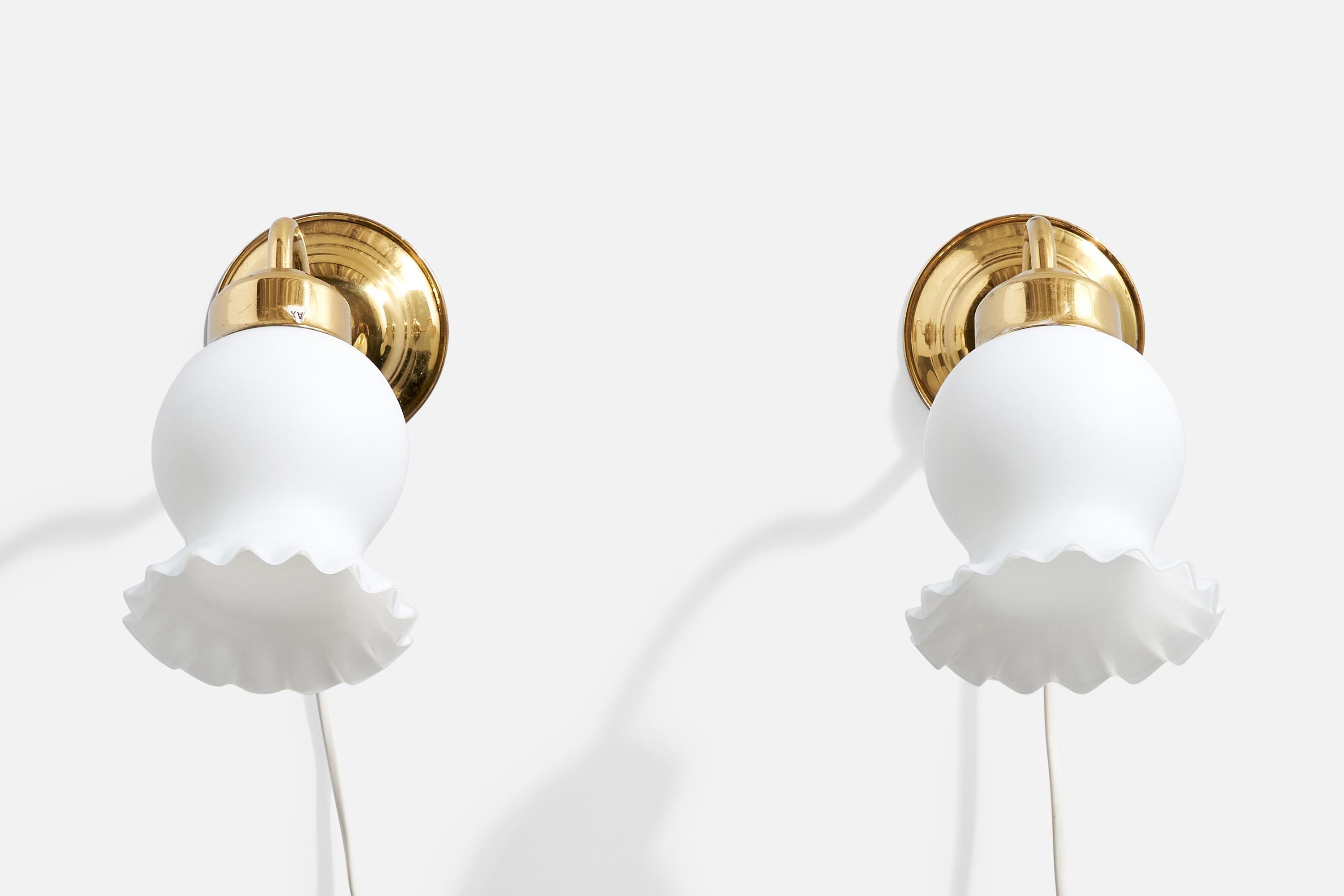 Suédois Design/One, Lights, laiton, verre, Suède, années 1960 en vente