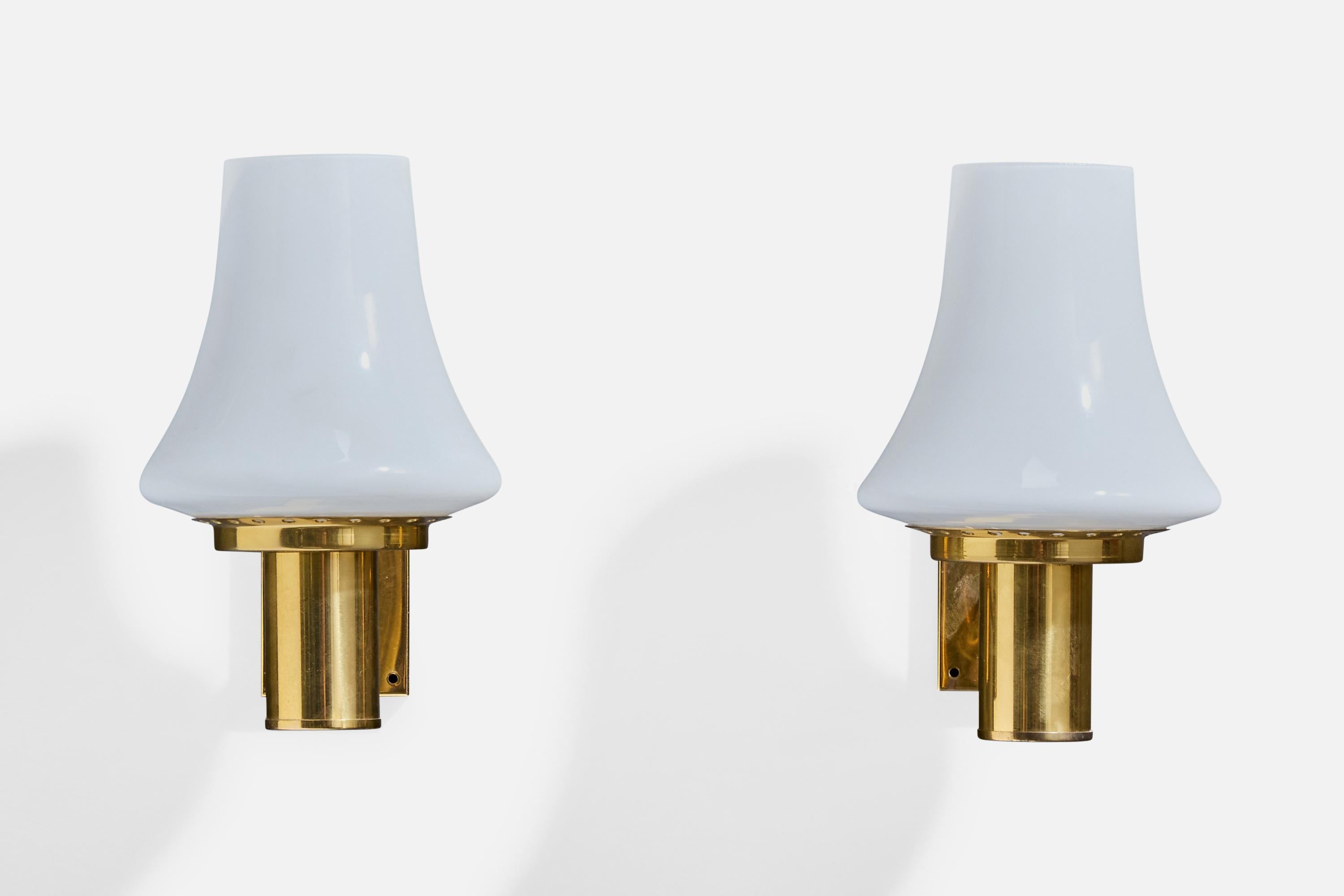 Mid-Century moderno Designer svedese, Luci da parete, Ottone, Vetro, Svezia, anni '1960 in vendita