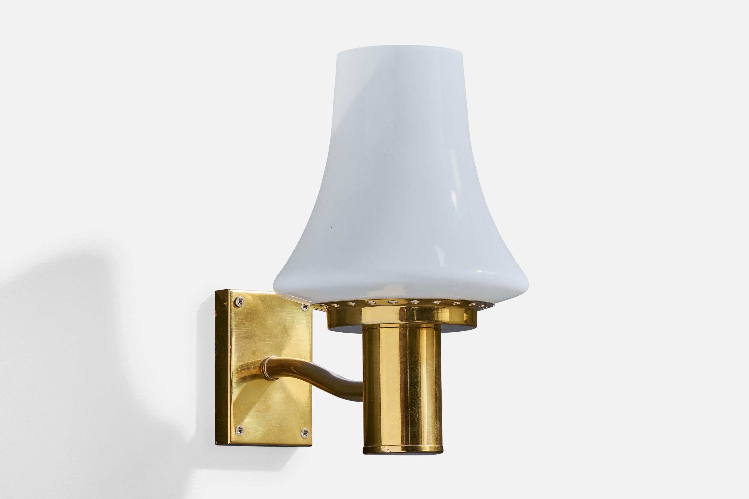 Svedese Designer svedese, Luci da parete, Ottone, Vetro, Svezia, anni '1960 in vendita