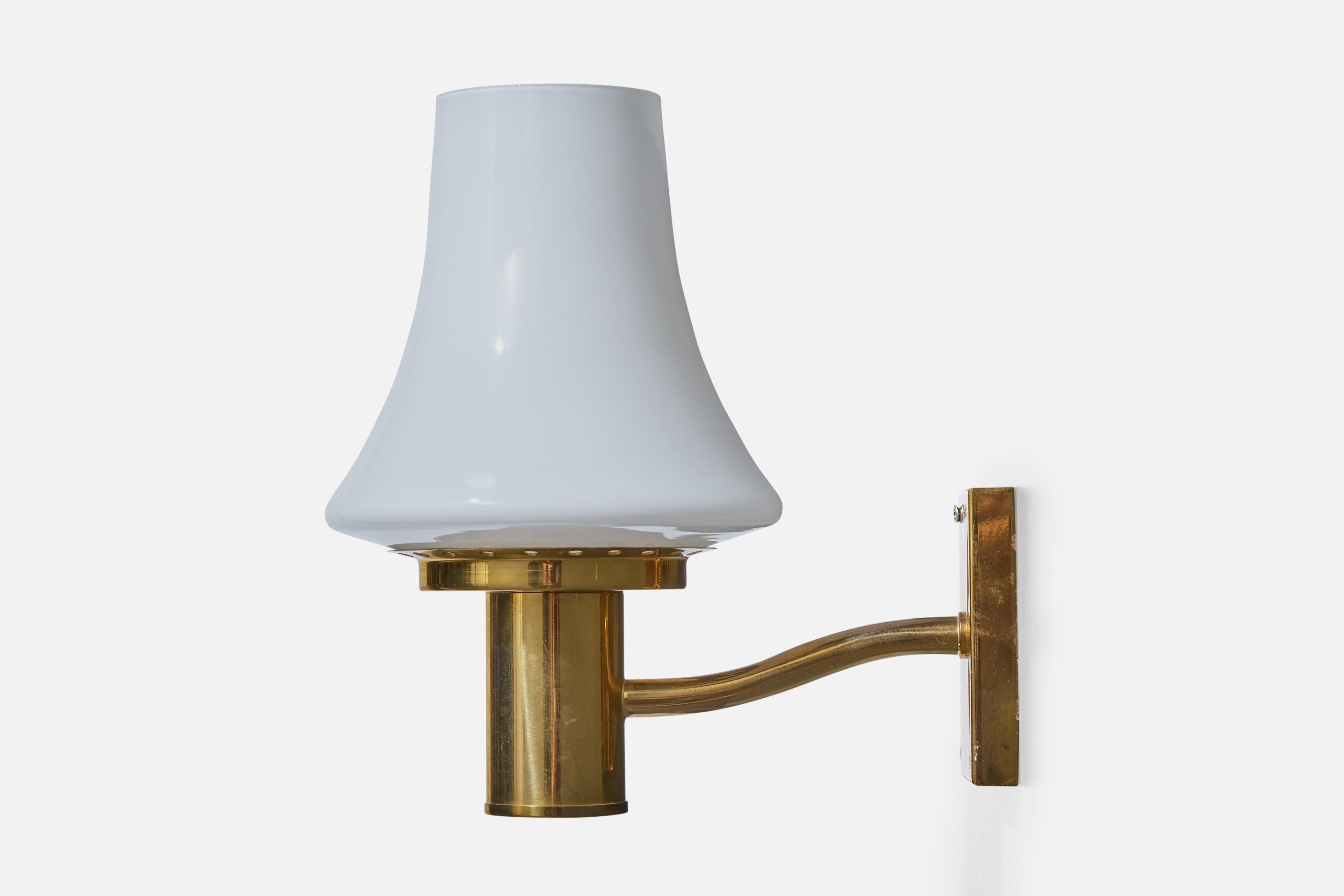 Designer svedese, Luci da parete, Ottone, Vetro, Svezia, anni '1960 In condizioni buone in vendita a High Point, NC