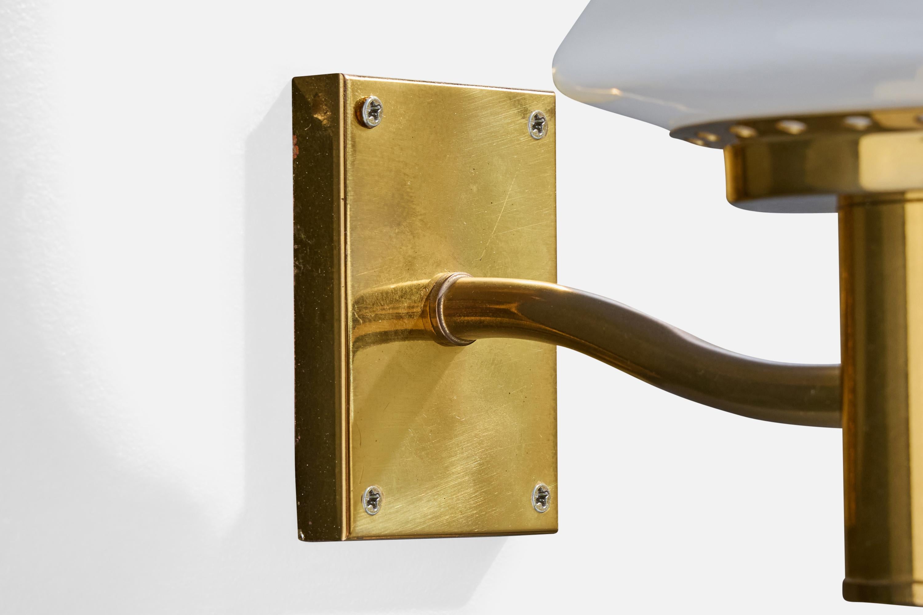 Metà XX secolo Designer svedese, Luci da parete, Ottone, Vetro, Svezia, anni '1960 in vendita