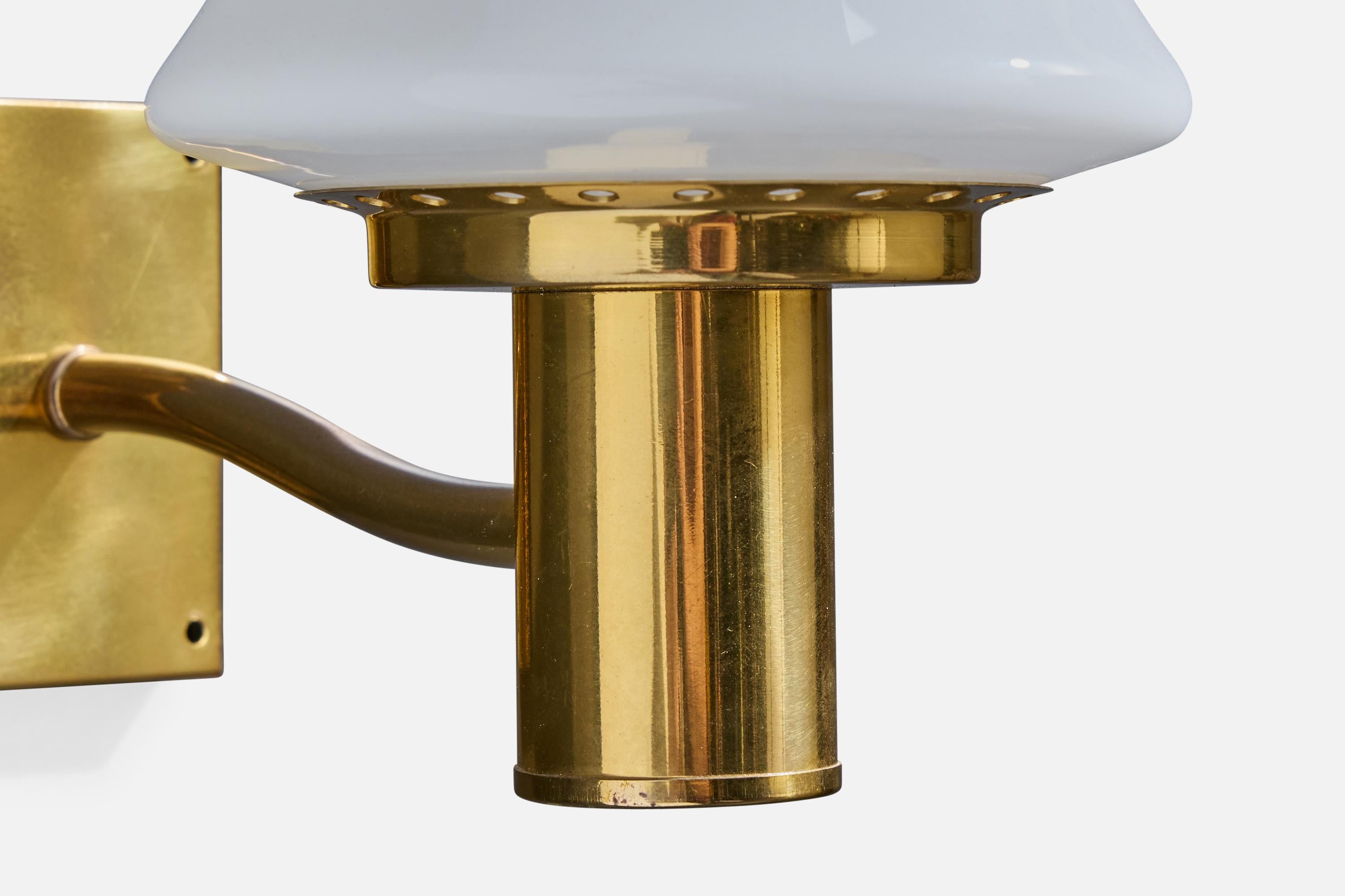 Designer svedese, Luci da parete, Ottone, Vetro, Svezia, anni '1960 in vendita 1