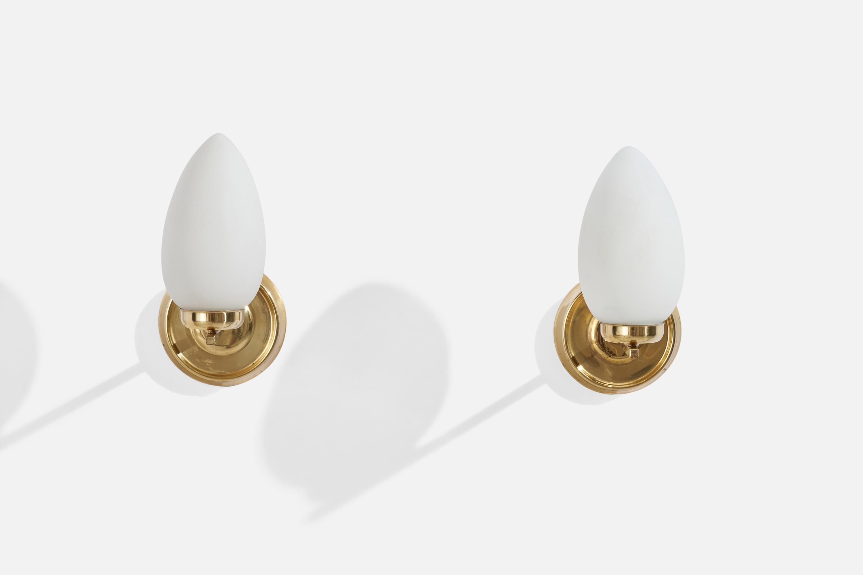 Suédois Design/One, Lights, laiton, verre, Suède, années 1970 en vente