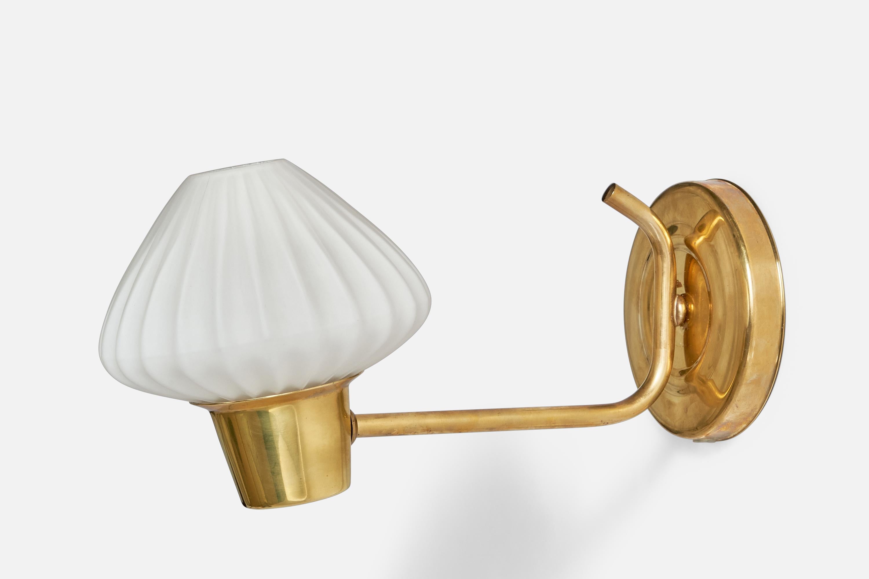 Suédois Design/One, Lights, laiton, verre, Suède, années 1970 en vente