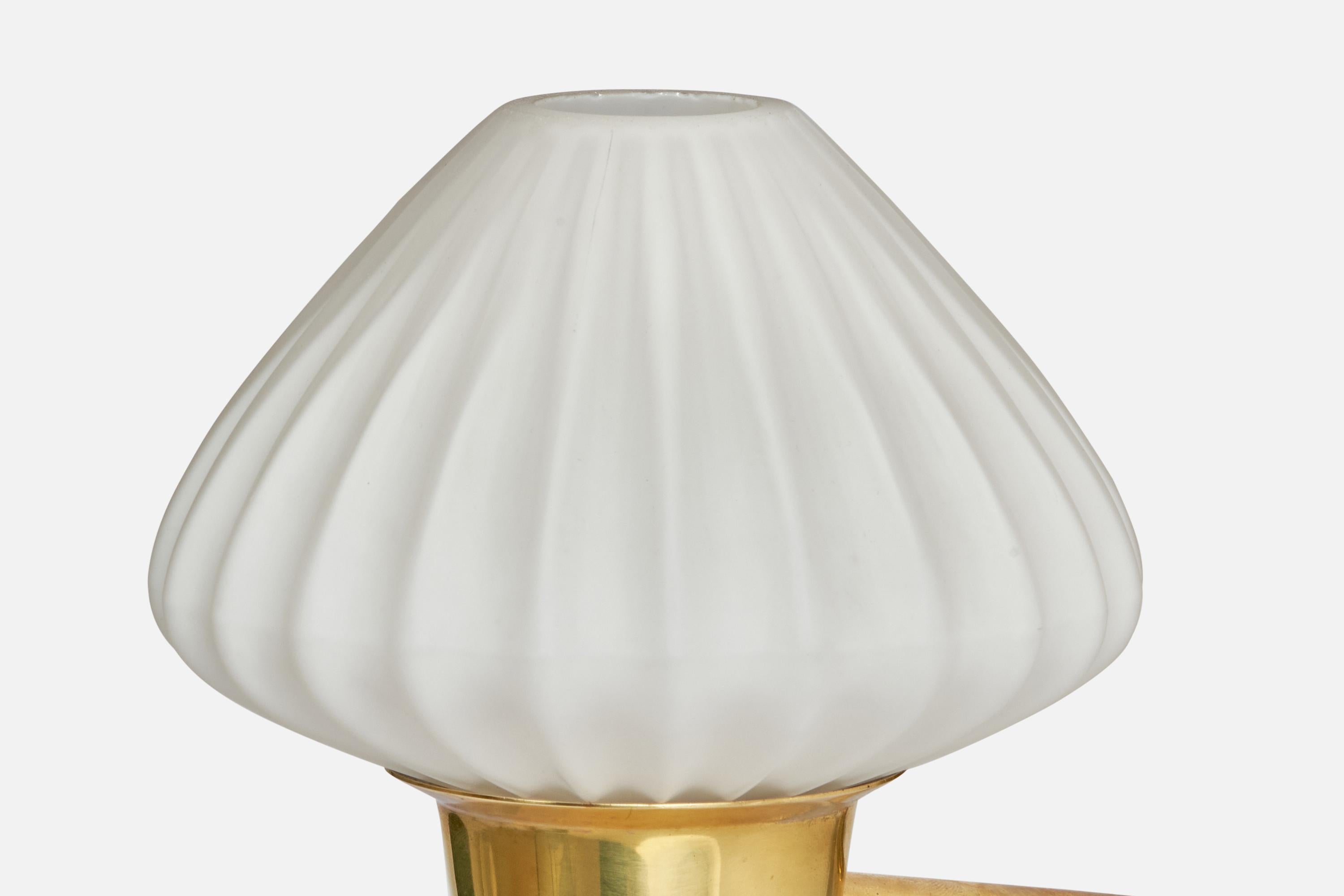 Design/One, Lights, laiton, verre, Suède, années 1970 Bon état - En vente à High Point, NC