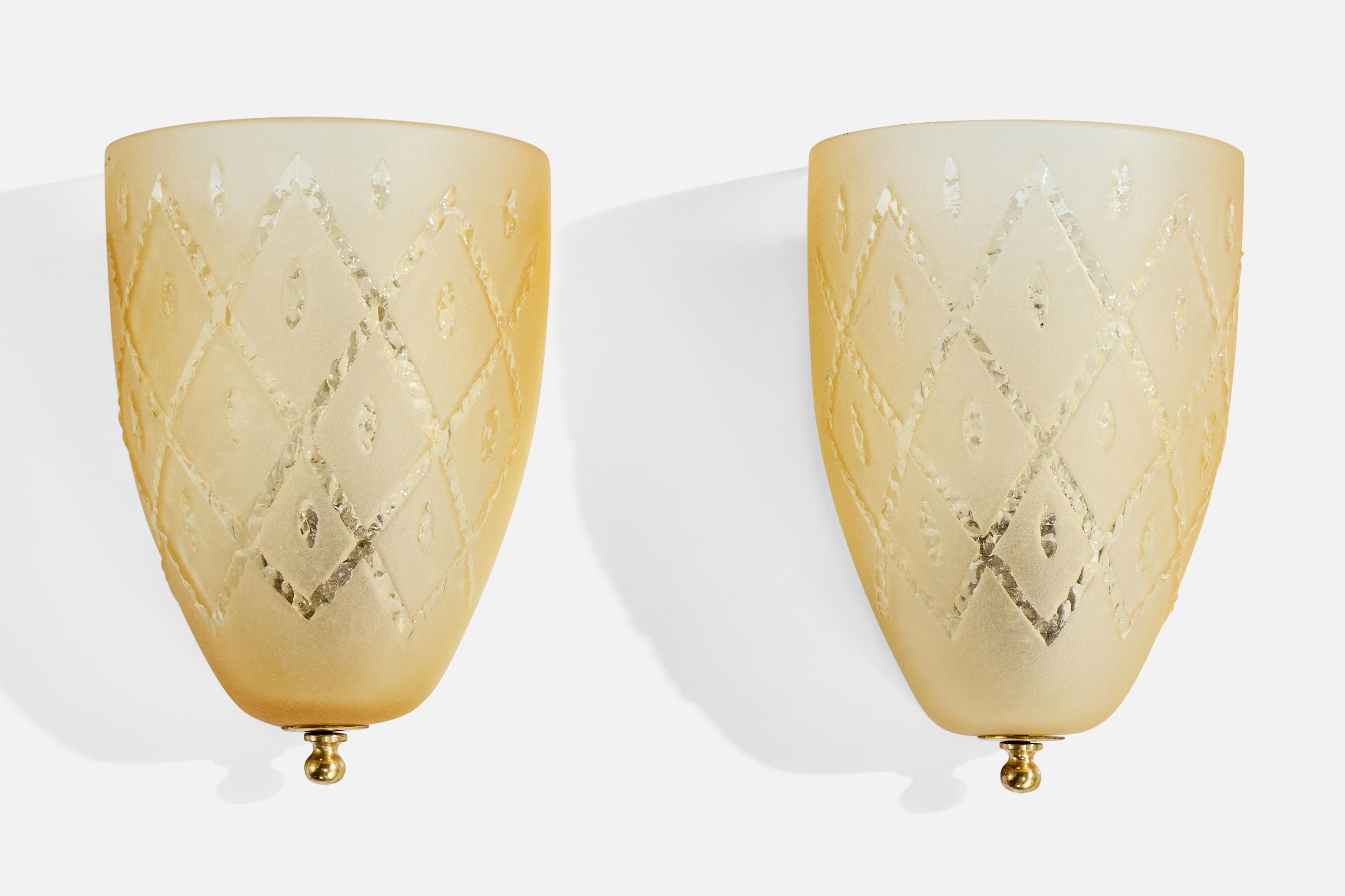 Paire d'appliques en verre jaune gravé et en laiton, conçues et produites en Suède, C.1940.

Dimensions globales (en pouces) : 10,25 