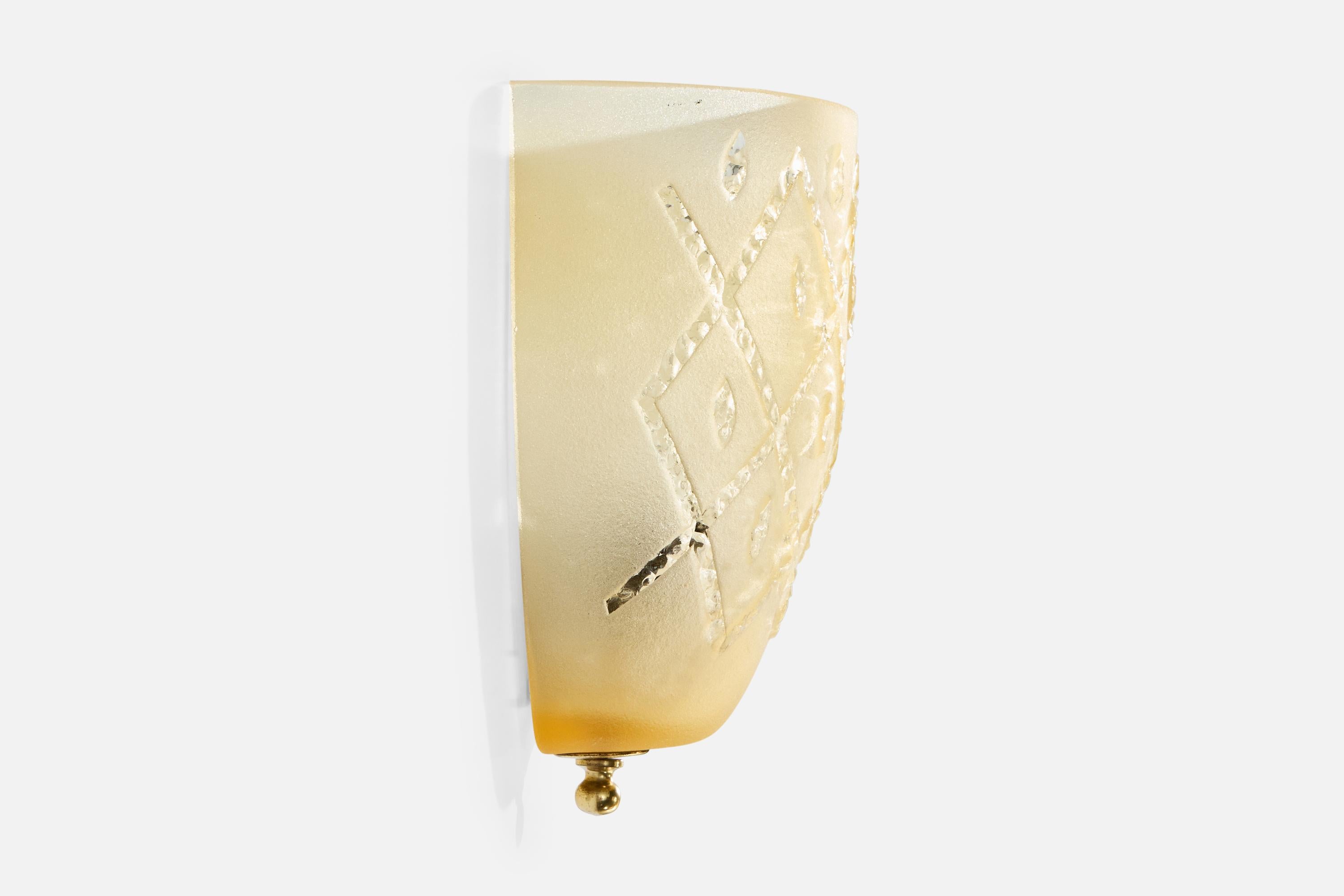 Milieu du XXe siècle Designer suédois, appliques murales, laiton, verre, Suède, c.C. 1940s en vente