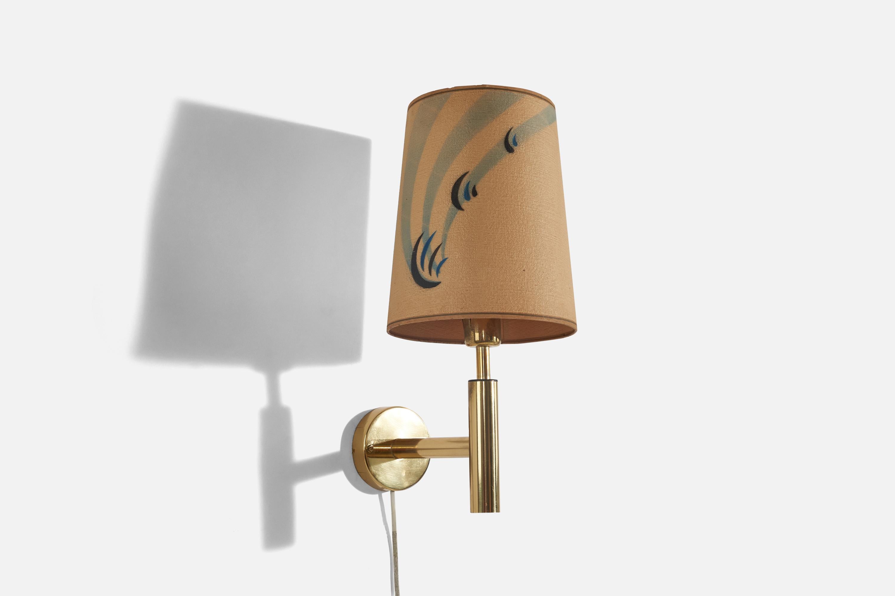 Ein Paar Wandleuchten aus Messing und Papier, entworfen und hergestellt in Schweden, ca. 1950er Jahre. 

Verkauft mit Lampenschirm. 
Die angegebenen Maße beziehen sich auf den Wandleuchter mit Schirm. 
Abmessungen der Rückwand (Zoll): (4,12 x