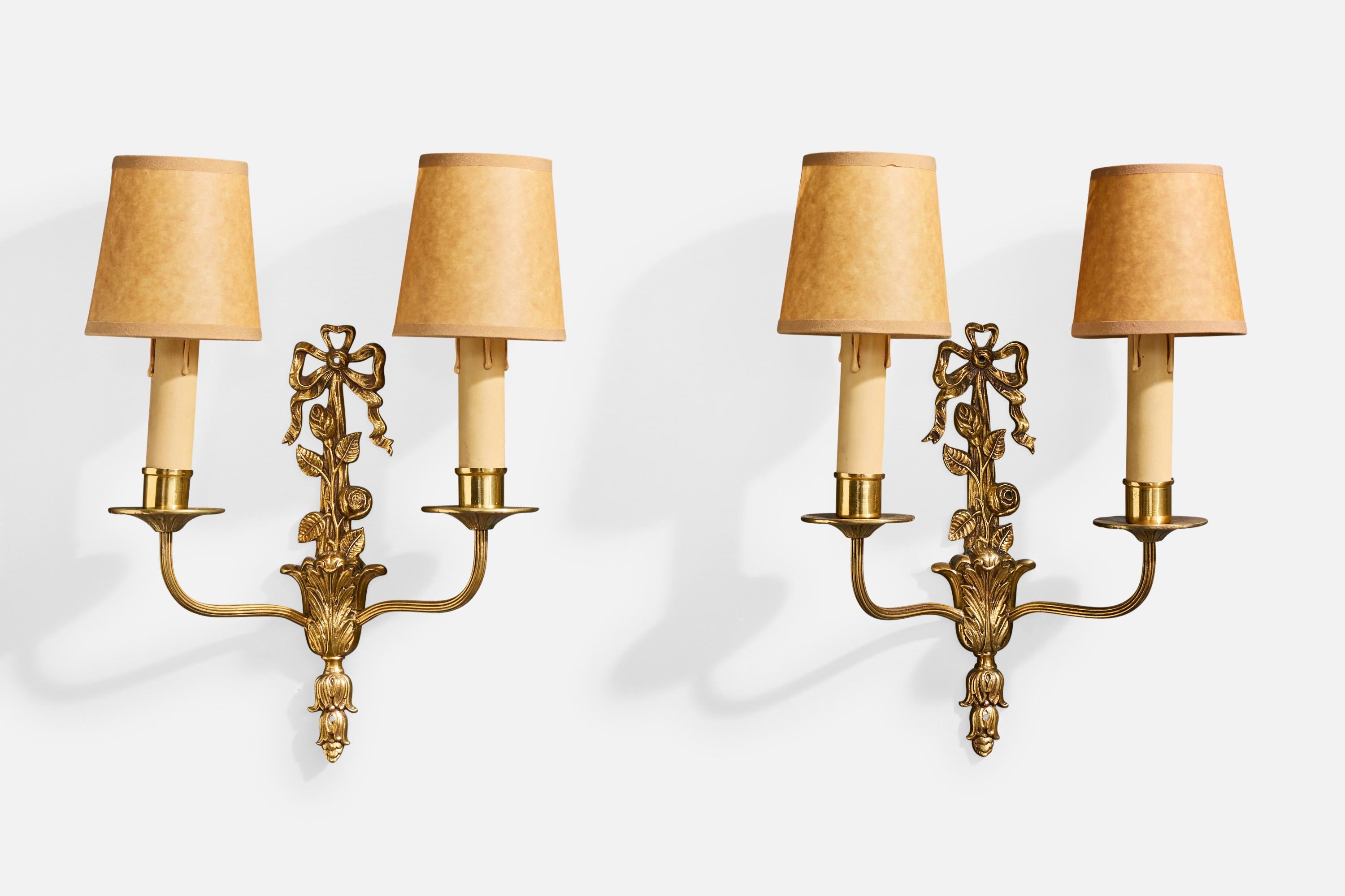 Paire d'appliques en laiton, plastique et papier parchemin brun, conçues et produites en Suède, vers les années 1940.

Abats-jour neufs.

Dimensions globales (en pouces) : 14,75 