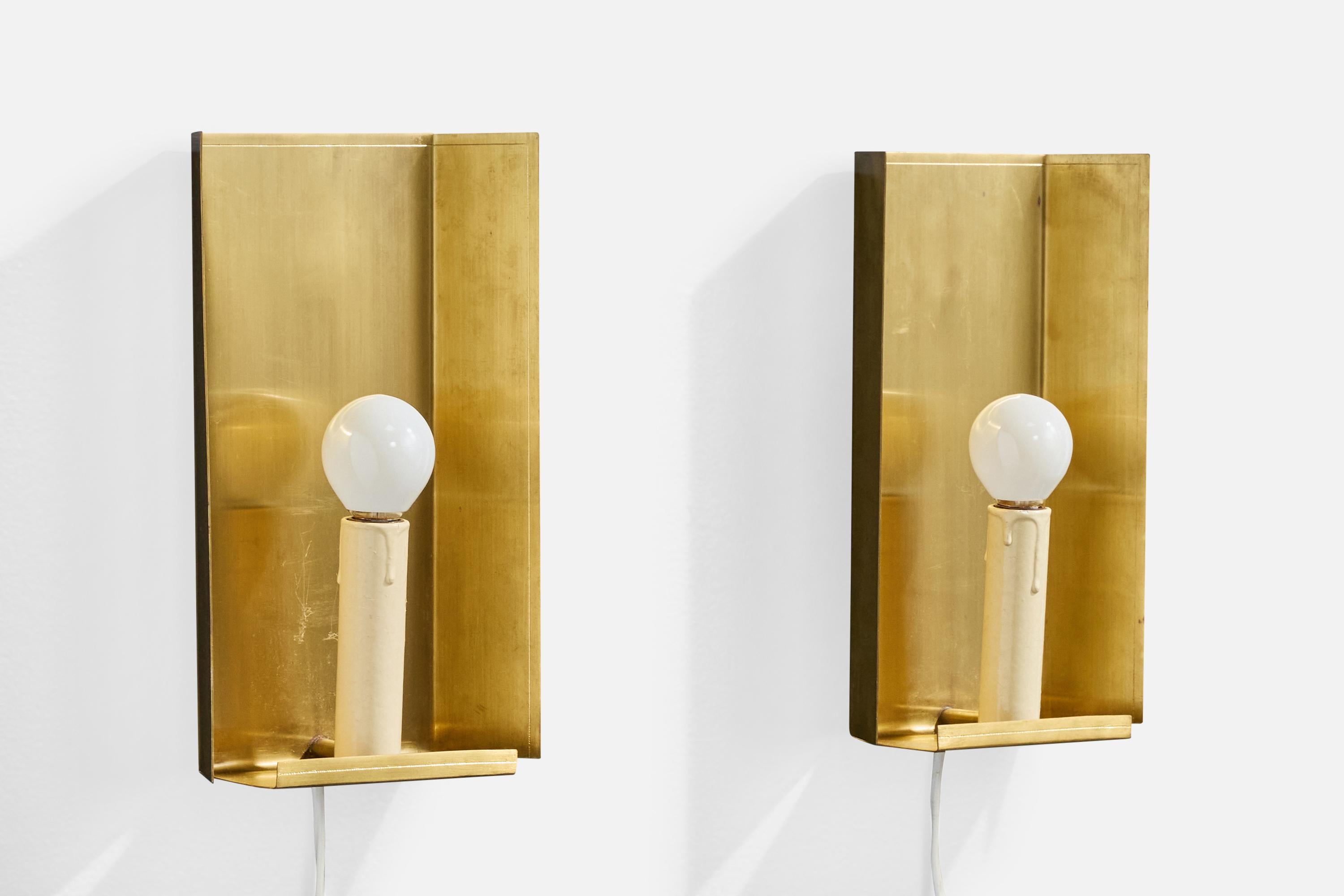 Pareja de apliques de latón y plástico blanquecino probablemente diseñados y fabricados en Suecia, c. 1960.

Dimensiones totales (pulgadas): 10,125