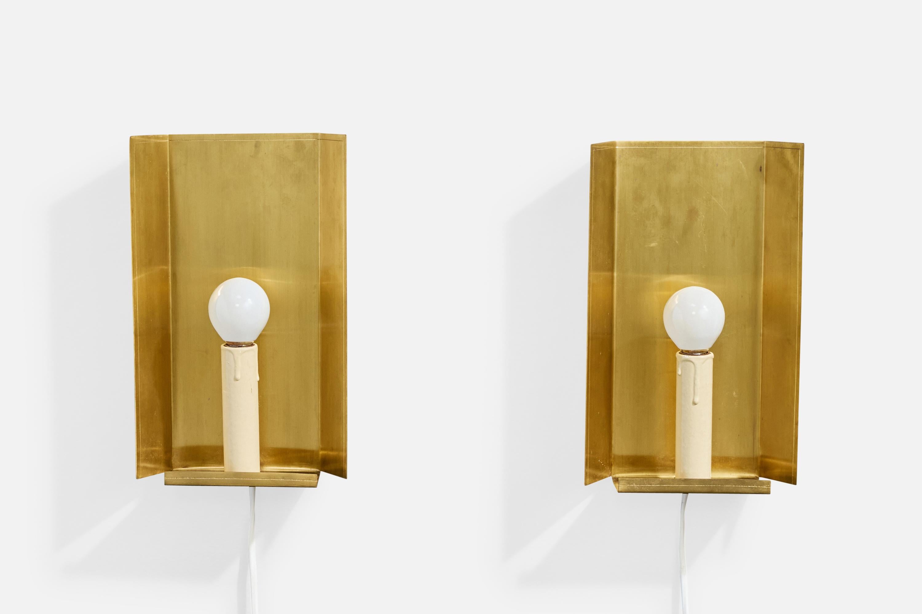 Diseñador sueco, apliques de pared, latón, plástico, Suecia, años 60 Moderno de mediados de siglo en venta