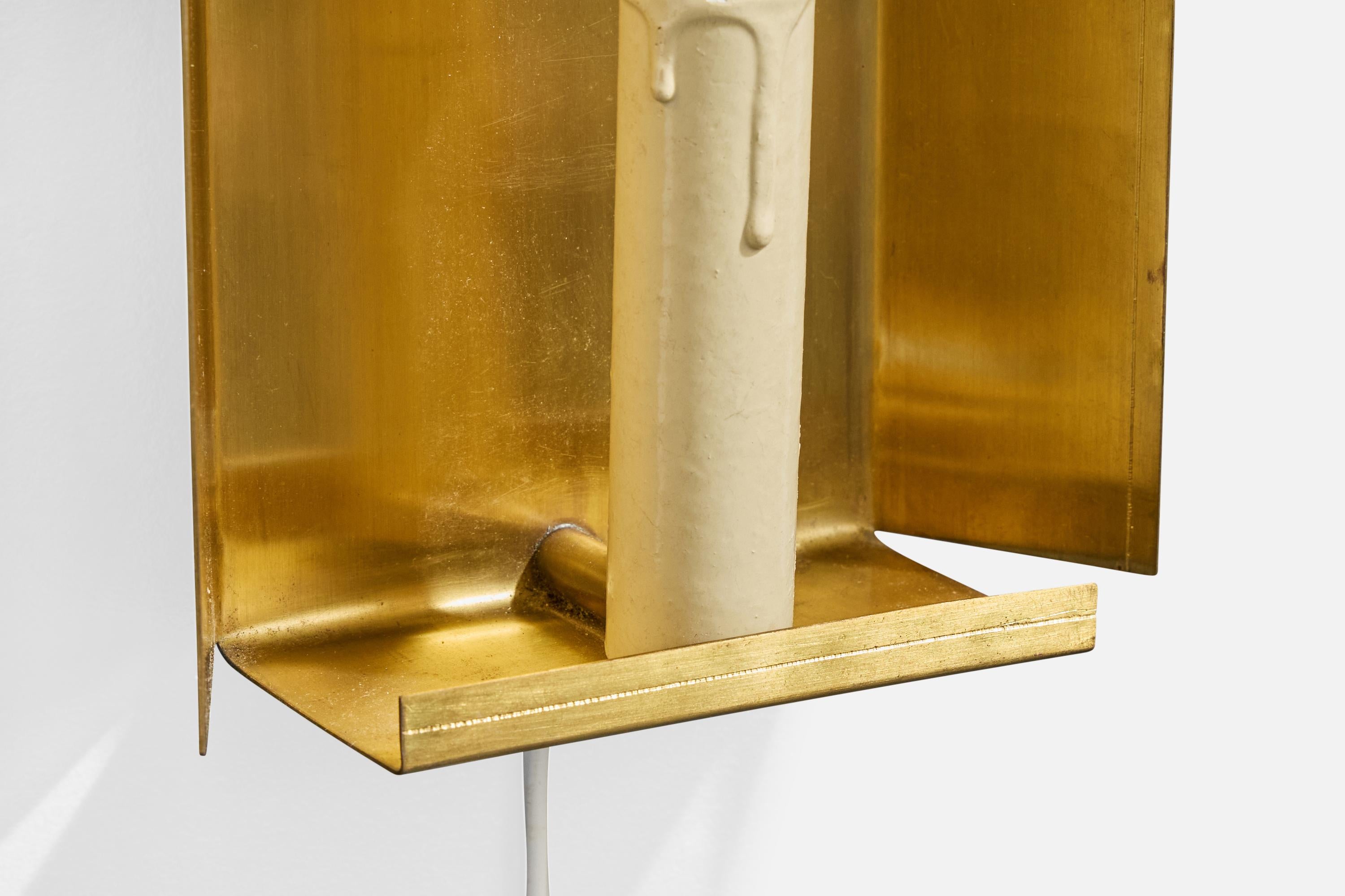 Diseñador sueco, apliques de pared, latón, plástico, Suecia, años 60 mediados del siglo XX en venta