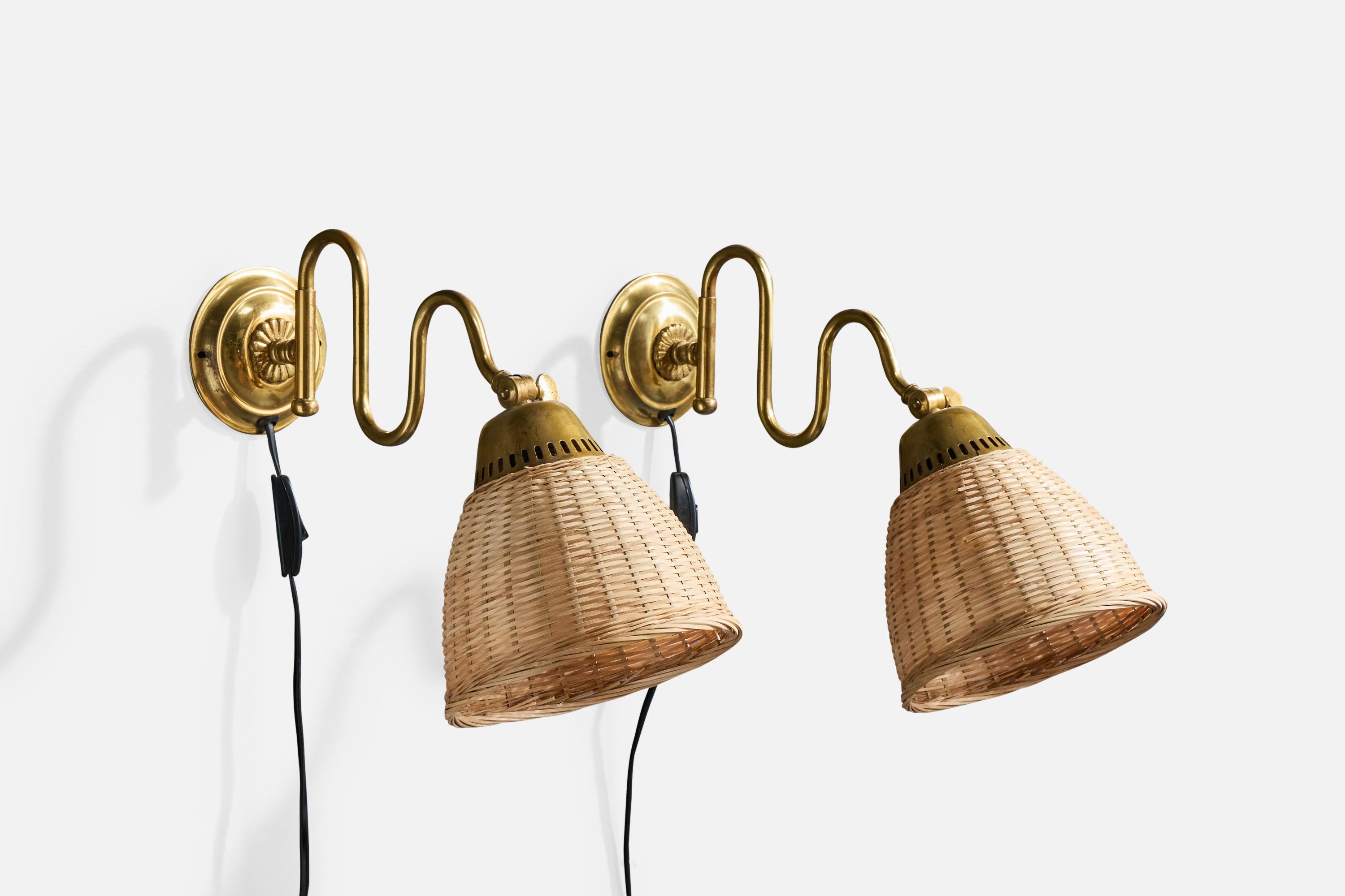 Coppia di applique regolabili in ottone e rattan progettate e prodotte in Svezia, anni '40 circa.

Dimensioni complessive (pollici): 9,5 