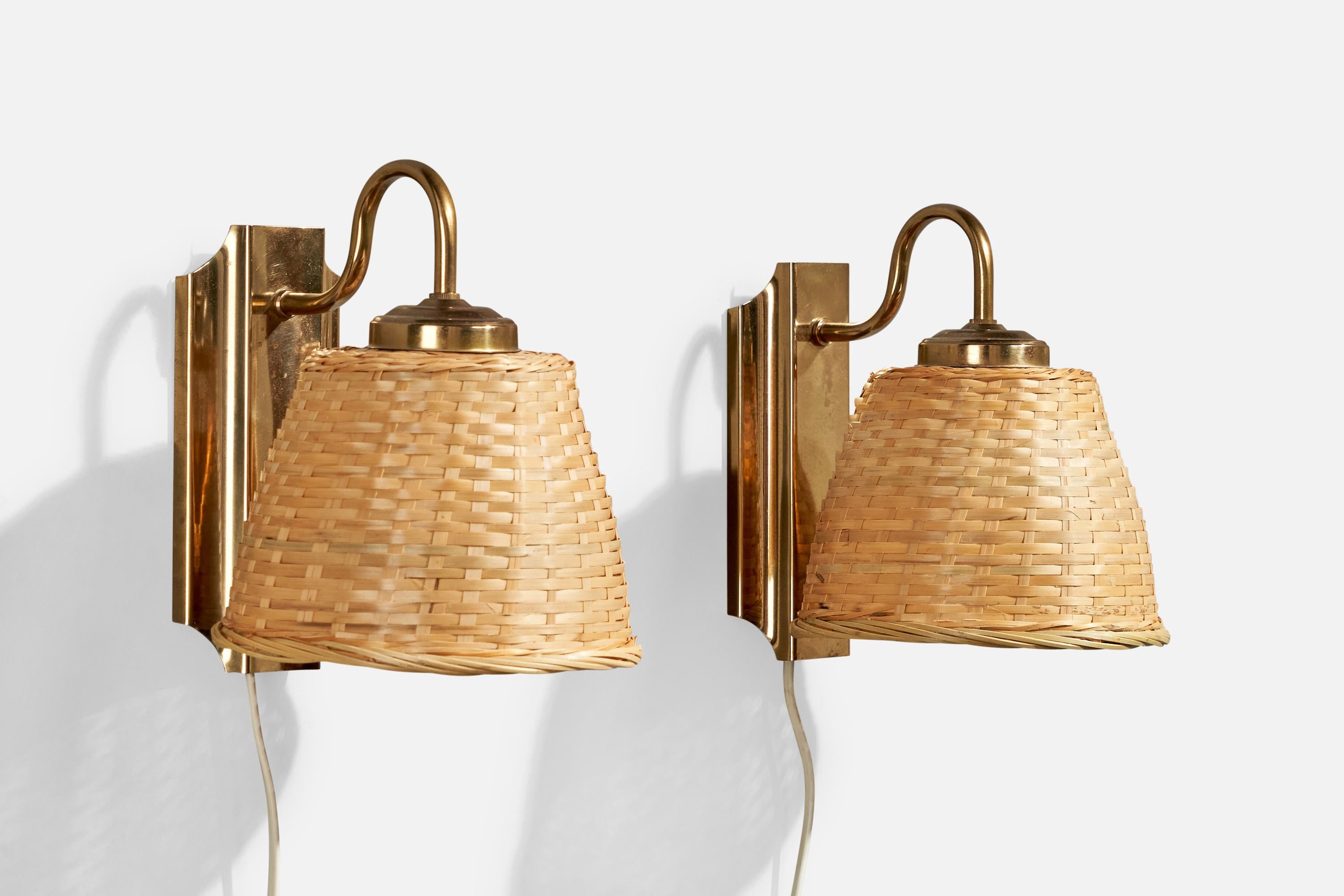 Paire d'appliques en laiton et en rotin conçues et produites en Suède, c.C. années 1950.

Remplacement des abat-jour. Légère différence de largeur entre les deux plaques.

Dimensions hors tout (pouces) : 9