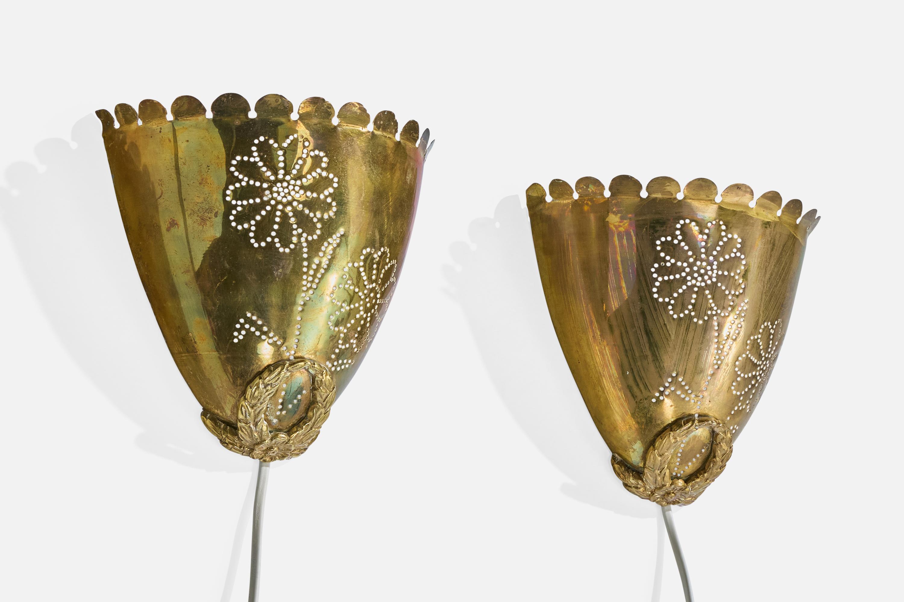 Coppia di applique in ottone traforato con motivi floreali progettate e prodotte in Svezia, anni '40 circa.

Dimensioni complessive (pollici): 7,0 