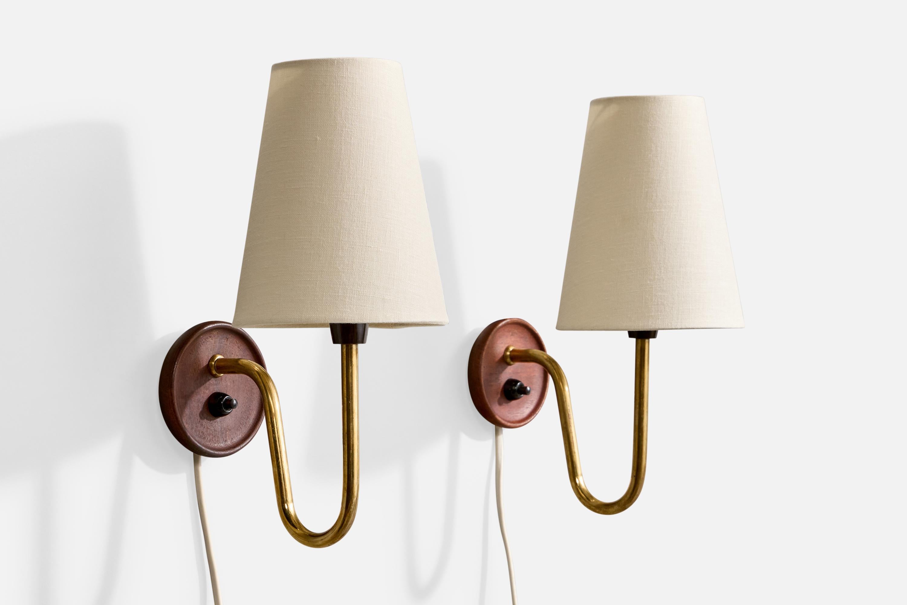 Coppia di applique in ottone, teak e tessuto bianco progettate e prodotte in Svezia, anni '50 circa.

Dimensioni complessive (pollici): 10,875 