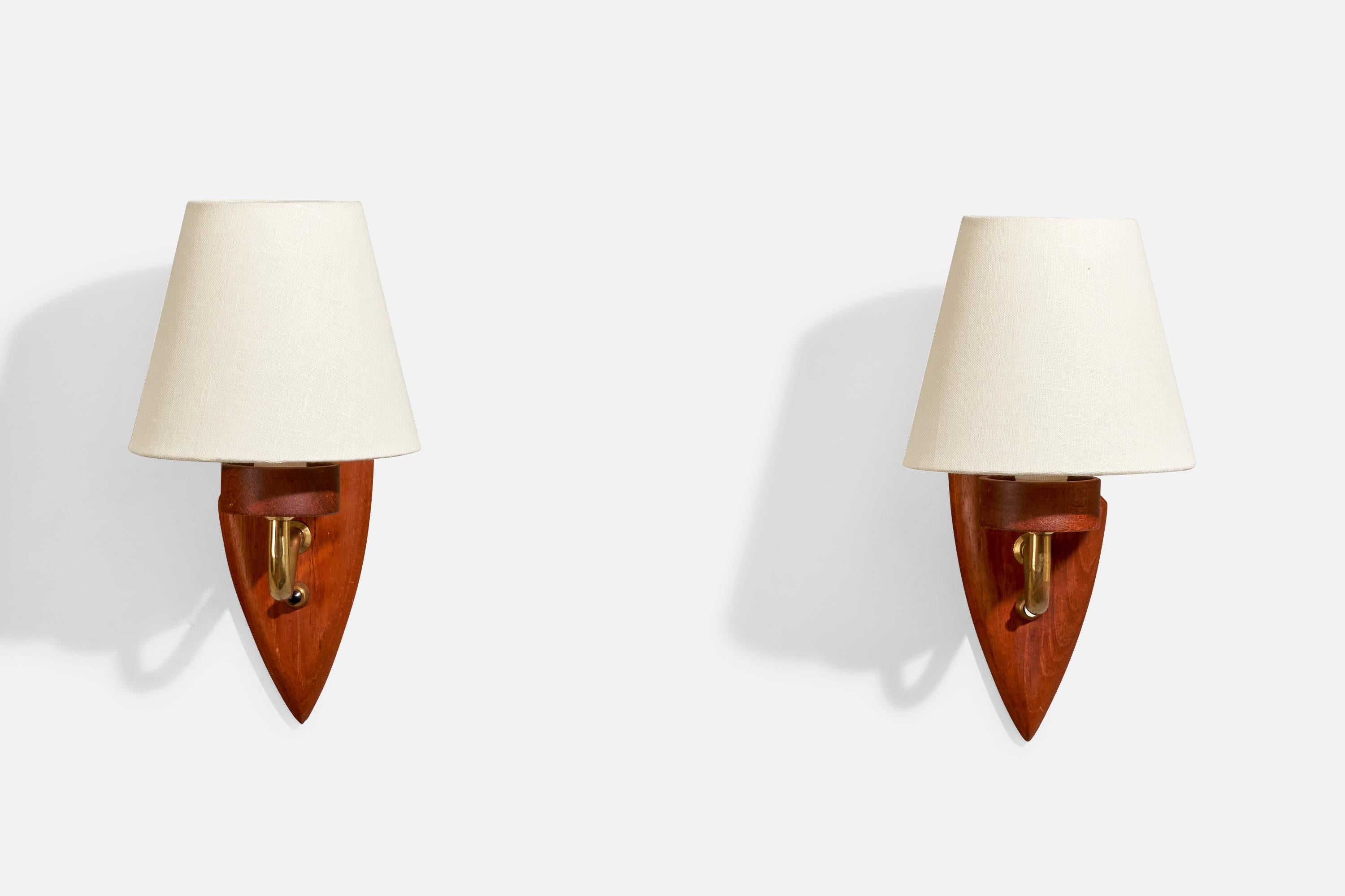 Schwedischer Designer, Wall Lights, Messing, Teakholz, Stoff, Schweden, 1950er Jahre (Skandinavische Moderne) im Angebot