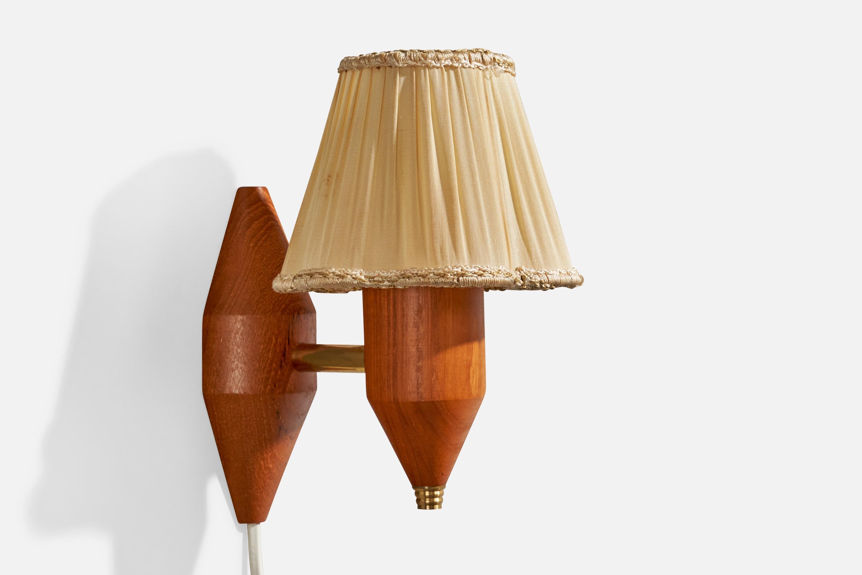 Suédois Design/One, Lights, laiton, teck, tissu, Suède, années 1950 en vente