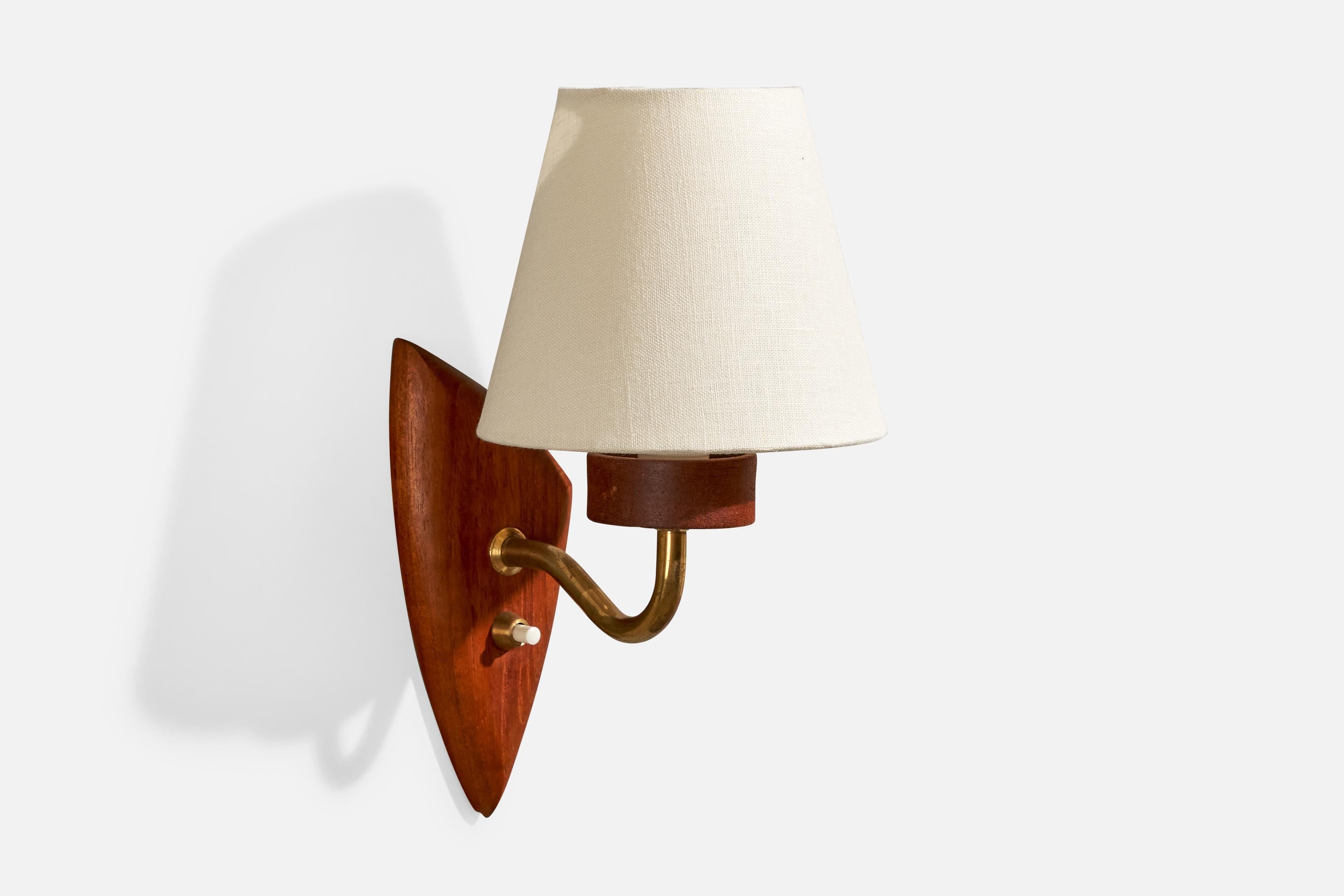 Schwedischer Designer, Wall Lights, Messing, Teakholz, Stoff, Schweden, 1950er Jahre im Zustand „Gut“ im Angebot in High Point, NC