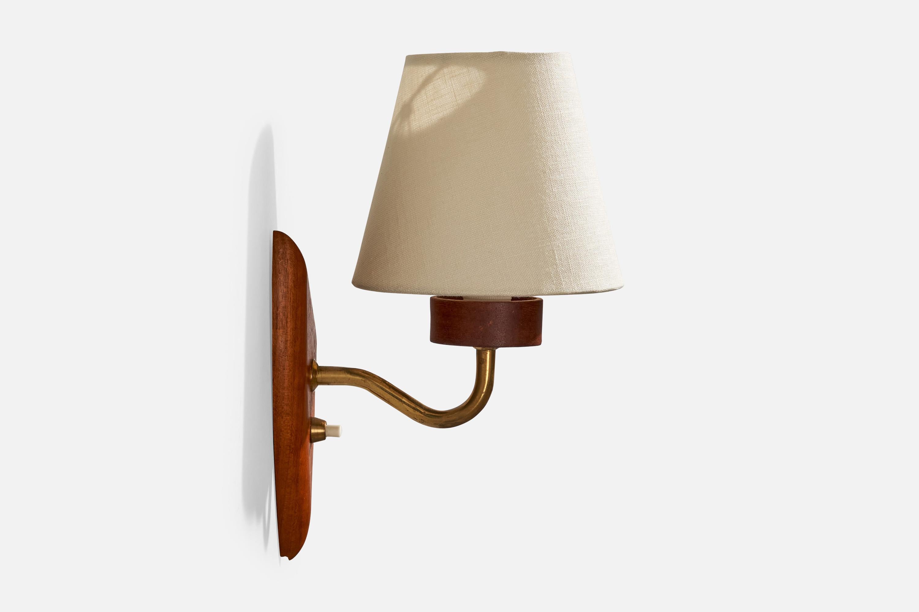 Schwedischer Designer, Wall Lights, Messing, Teakholz, Stoff, Schweden, 1950er Jahre (Mitte des 20. Jahrhunderts) im Angebot