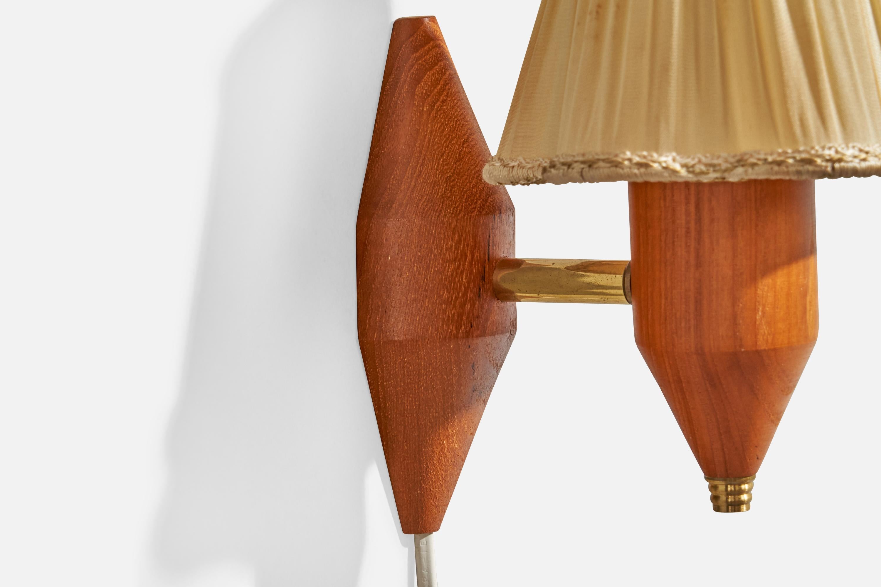 Milieu du XXe siècle Design/One, Lights, laiton, teck, tissu, Suède, années 1950 en vente