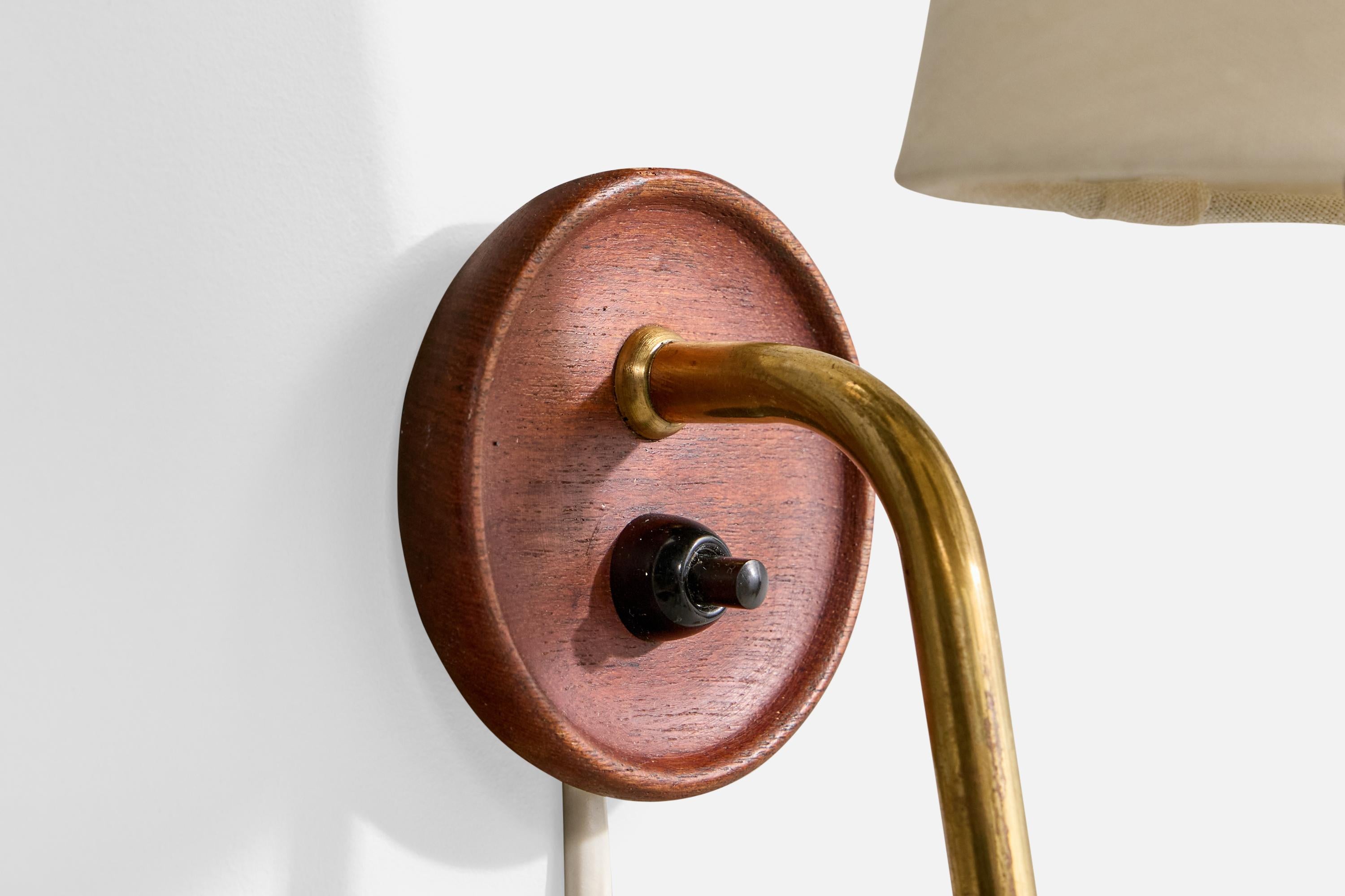 Metà XX secolo Design svedese, lampade da parete, ottone, teak, tessuto, Svezia, anni '50 in vendita