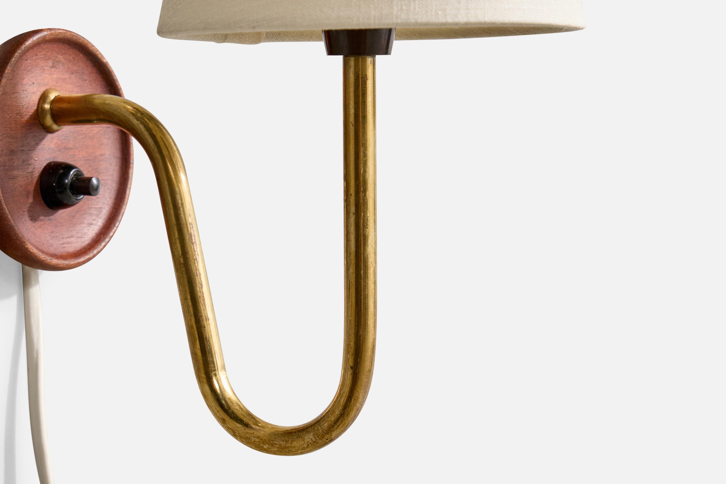 Ottone Design svedese, lampade da parete, ottone, teak, tessuto, Svezia, anni '50 in vendita