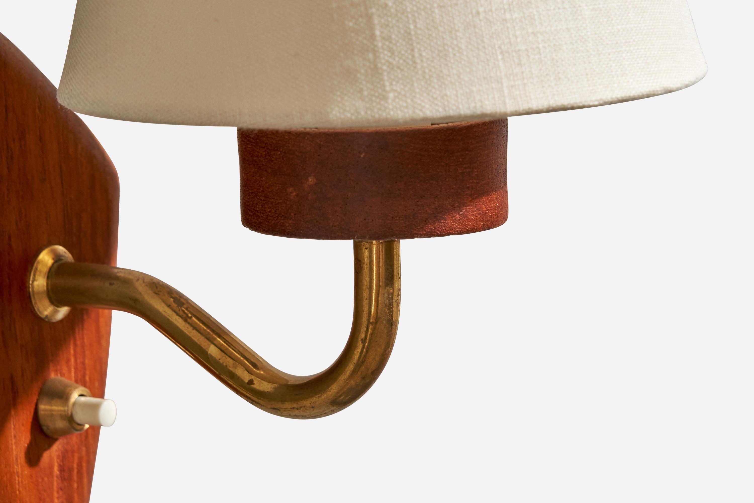 Schwedischer Designer, Wall Lights, Messing, Teakholz, Stoff, Schweden, 1950er Jahre im Angebot 3