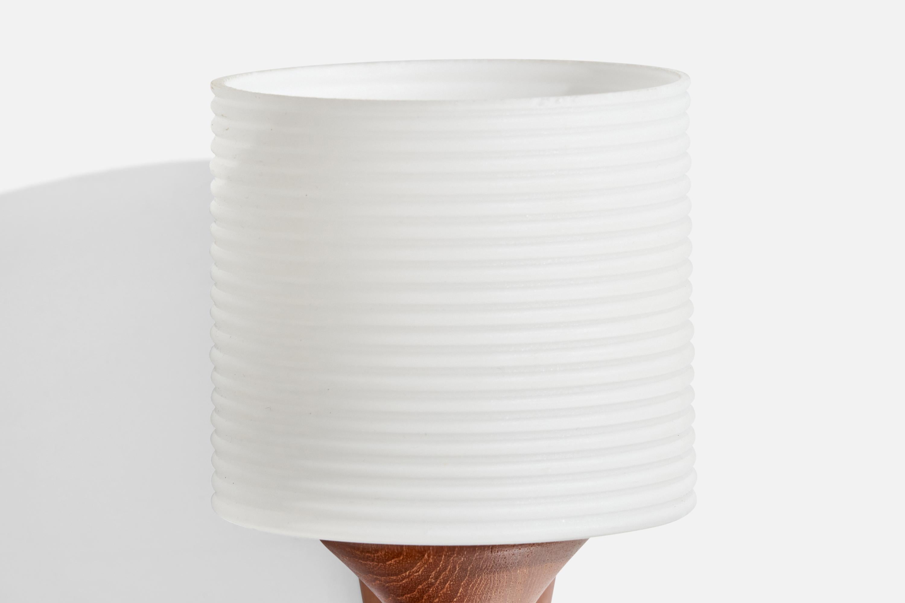 Paire d'appliques en laiton, teck et verre opalin blanc, conçues et produites en Suède, c.C. 1950.

Dimensions globales (pouces) : 6.125